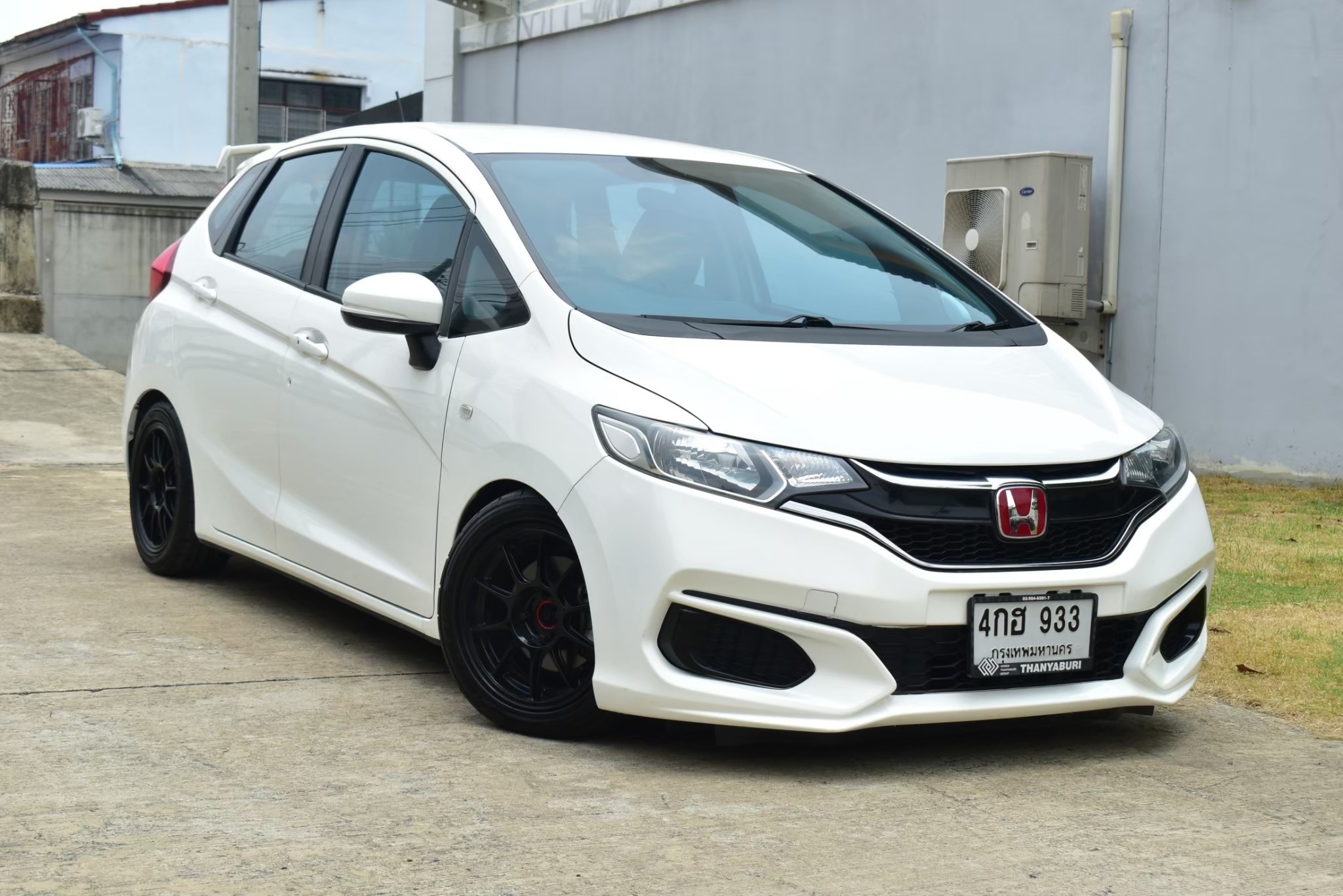 Honda Jazz Gk 1.5V+ เครื่องยนต์: เบนซิน เกียร์:ออโต้ ปี: 2016 สี:ขาว ไมล์: 9x,xxx Km.