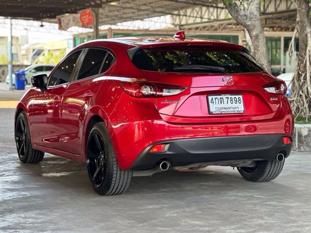 2015 Mazda 3 Fastback สีแดง