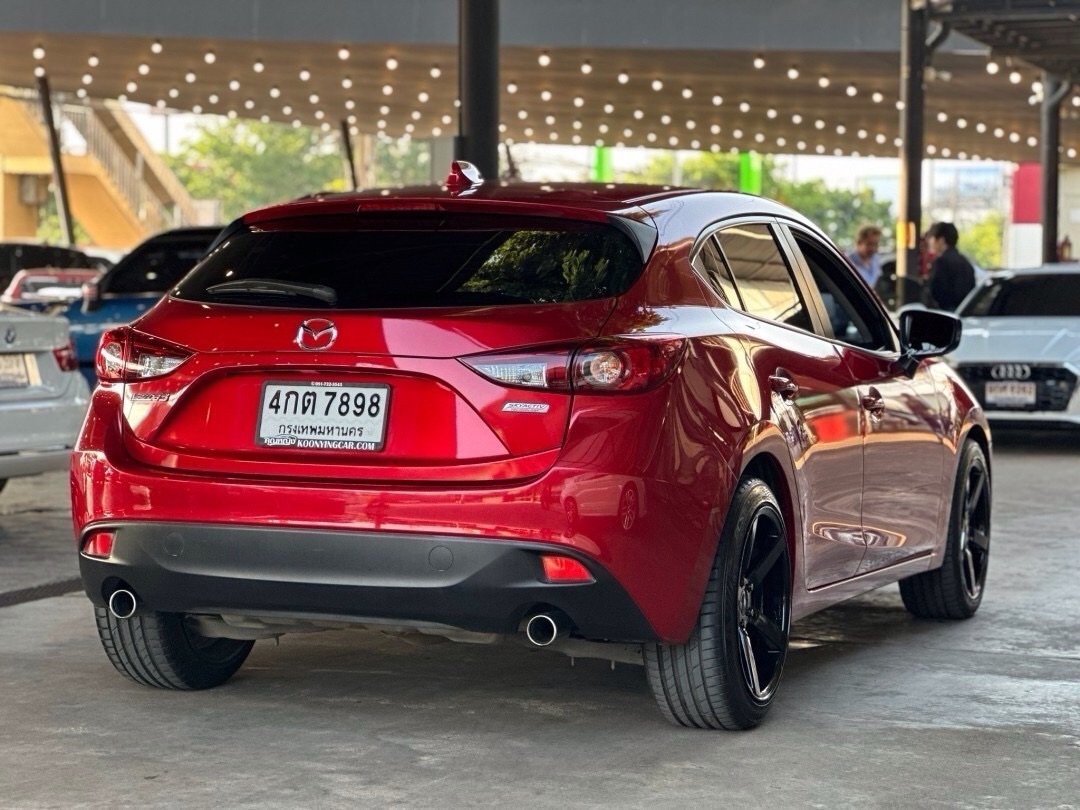 2015 Mazda 3 Fastback สีแดง