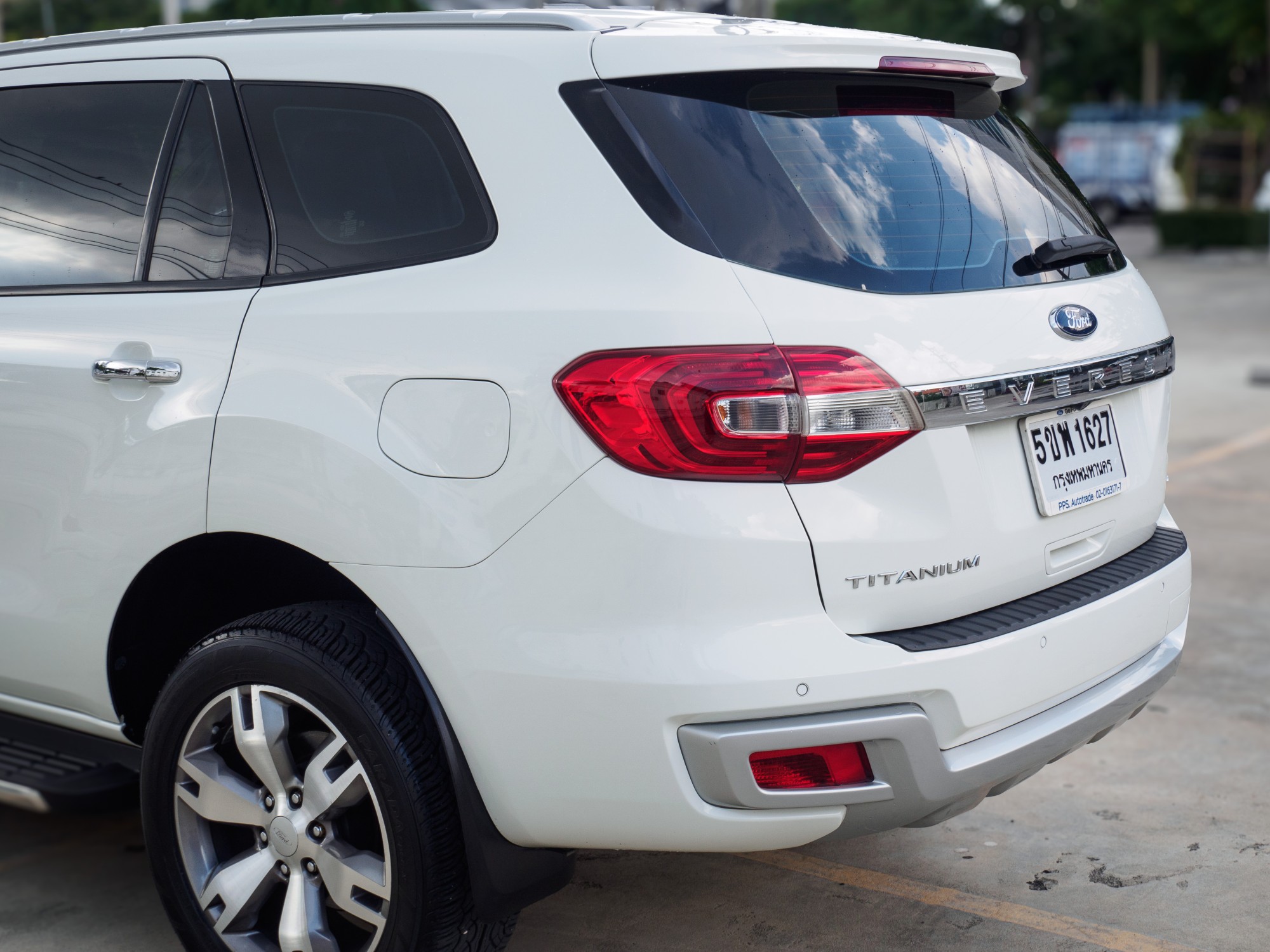 FORD EVEREST 3.2 TITANIUM 4WD SUNROOF