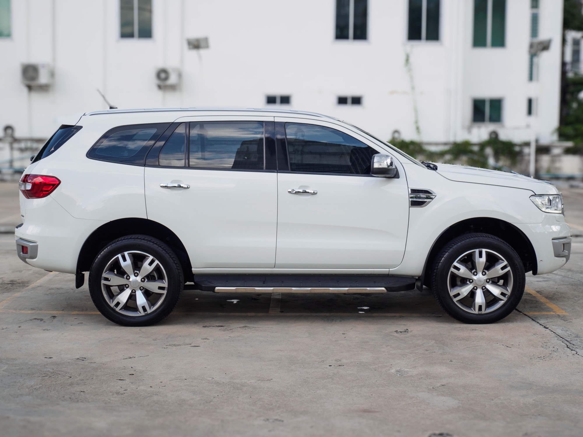 FORD EVEREST 3.2 TITANIUM 4WD SUNROOF