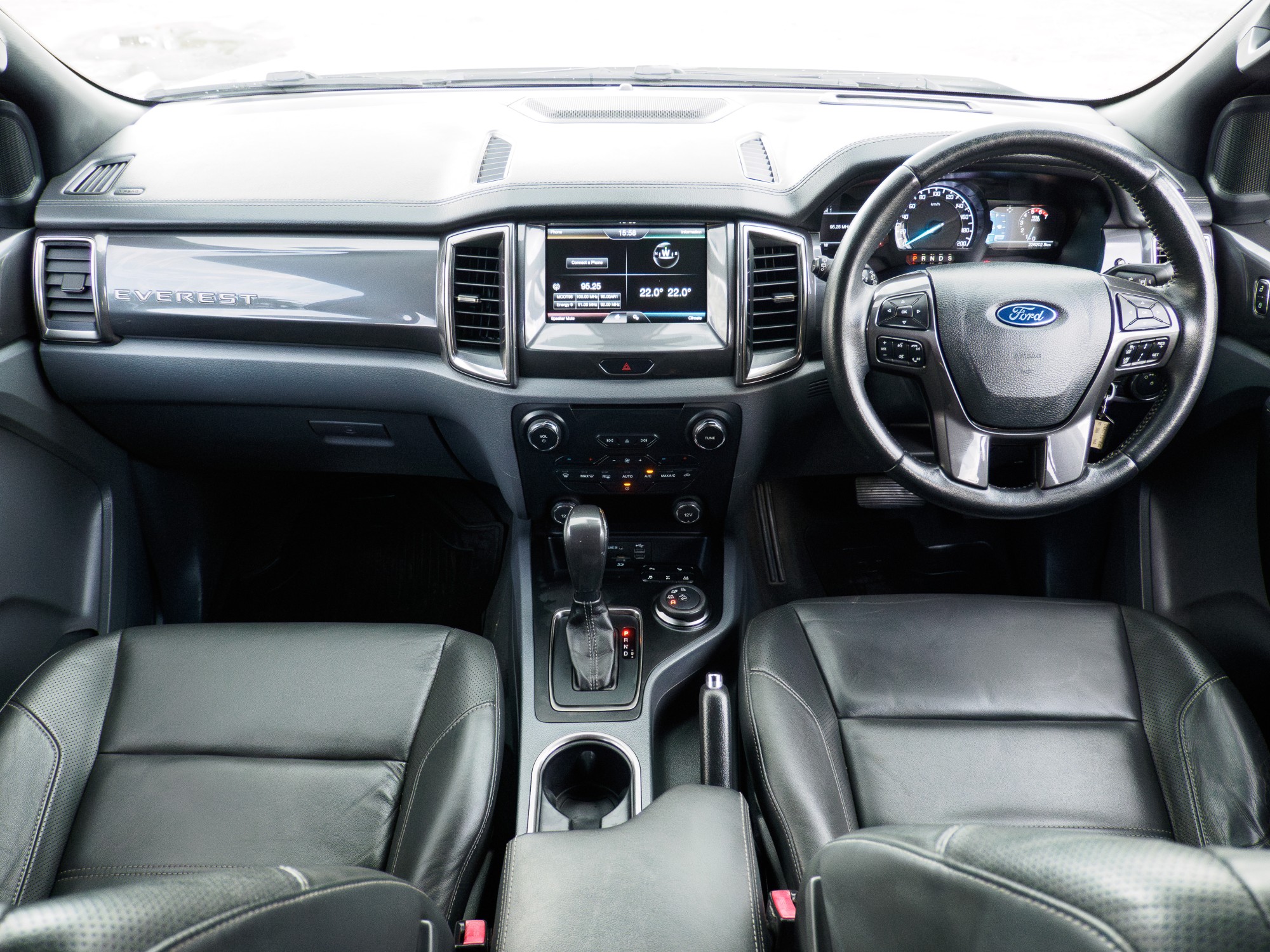 FORD EVEREST 3.2 TITANIUM 4WD SUNROOF