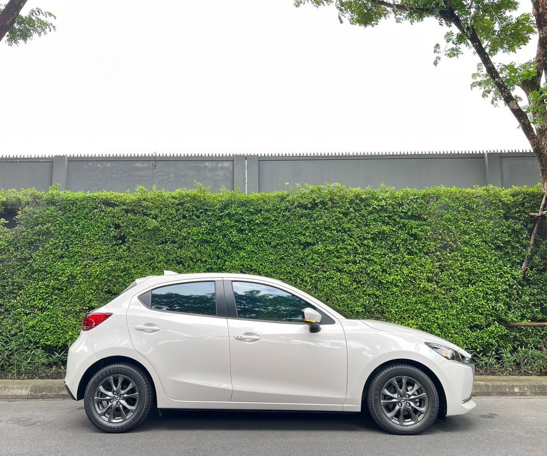 #MAZDA 2 1.3 SP Top Hatchback MNC ปี2020 สีขาวมุก ไมล์ 1,700 km. รถสวย สภาพใหม่เอี่ยม