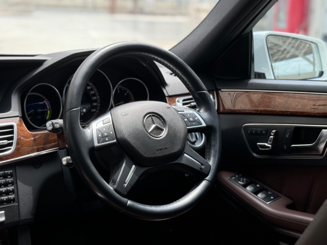 2014 Mercedes-Benz E-Class W212 E300 สีขาว