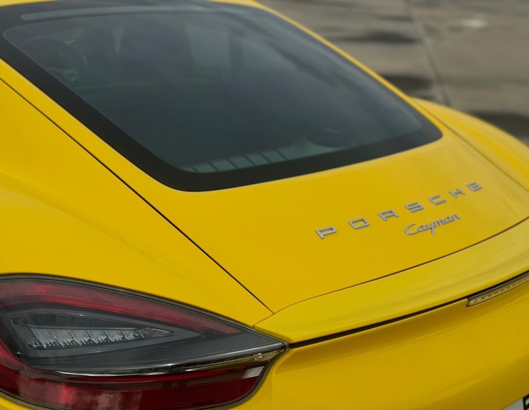 2016 Porsche 981 Cayman สีเหลือง