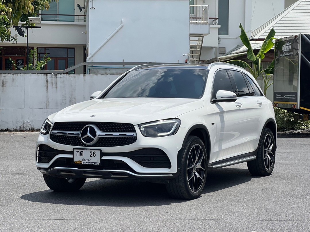 2021 Mercedes-Benz GLC-Class GLC 300 e 4MATIC AMG สีขาว