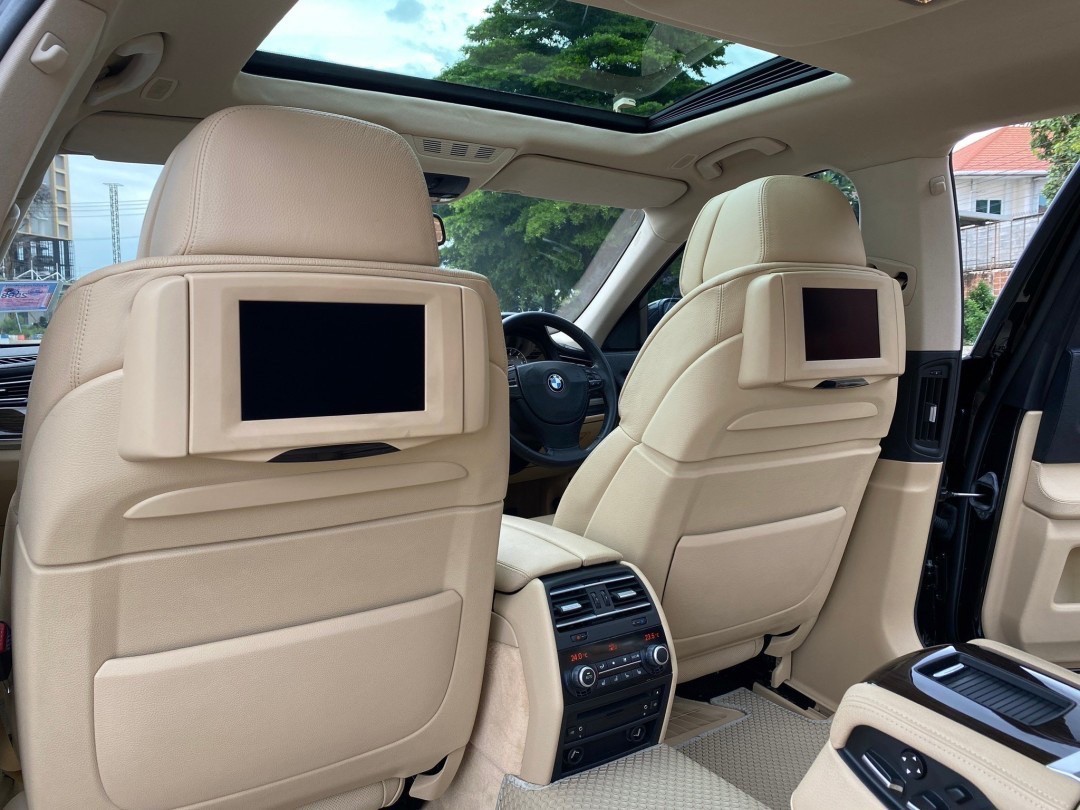 2011 BMW 730Li (F02) สีดำ