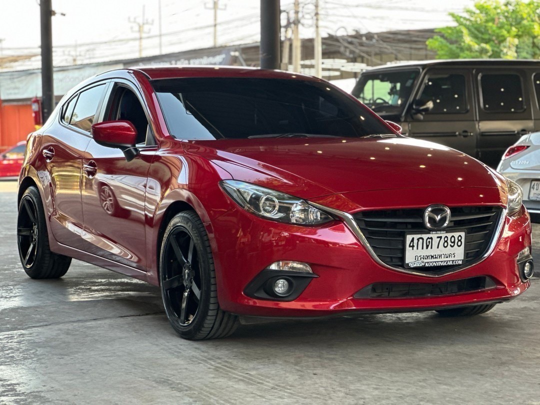 2015 Mazda 3 Fastback สีแดง