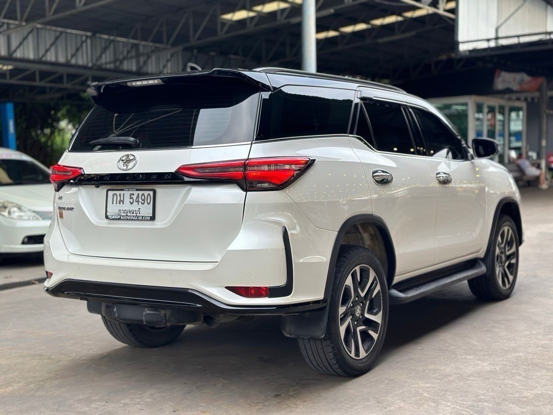 2021 Toyota Fortuner สีขาว