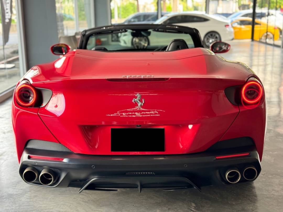 2019 Ferrari Portofino สีแดง