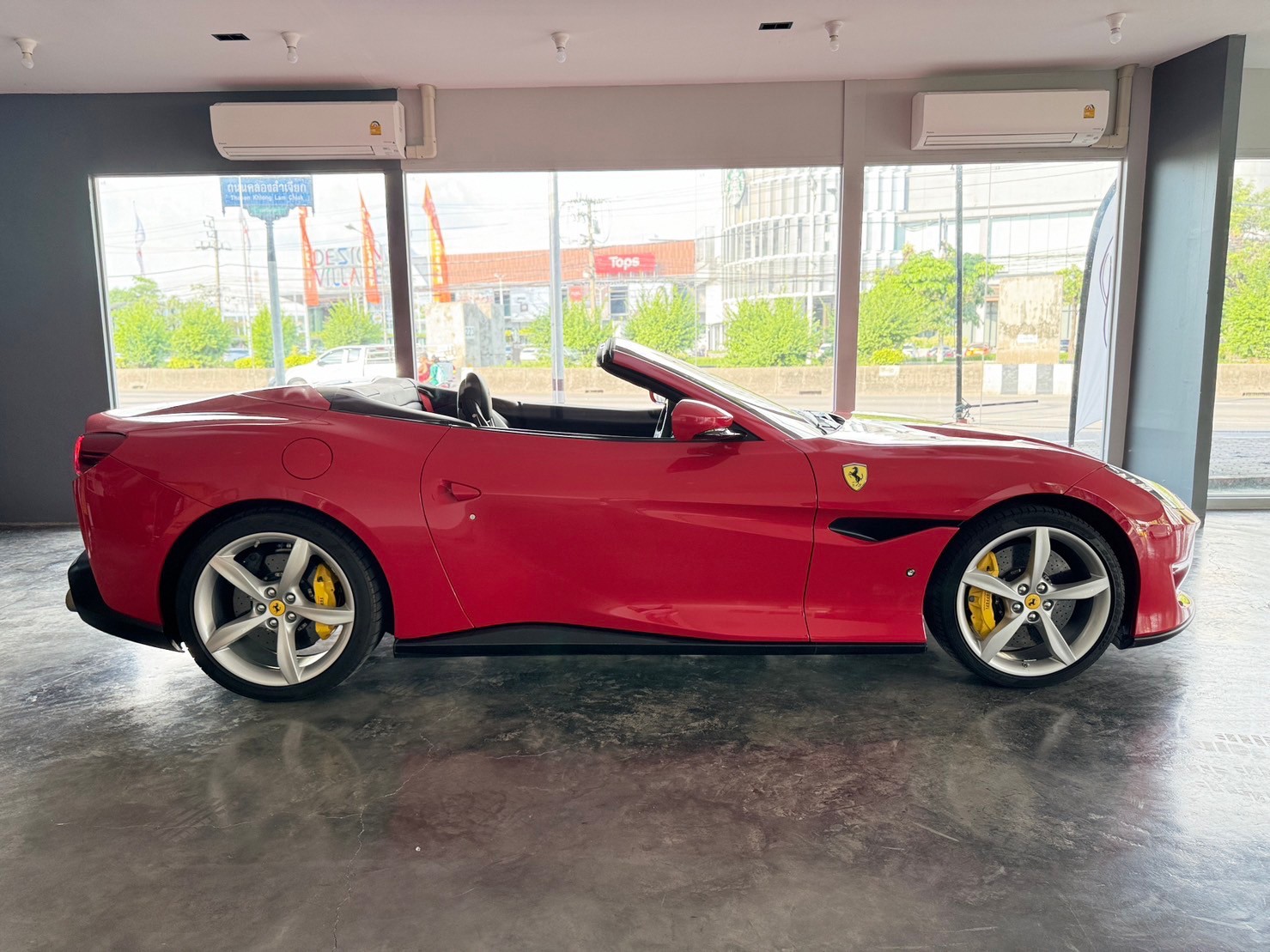 2019 Ferrari Portofino สีแดง