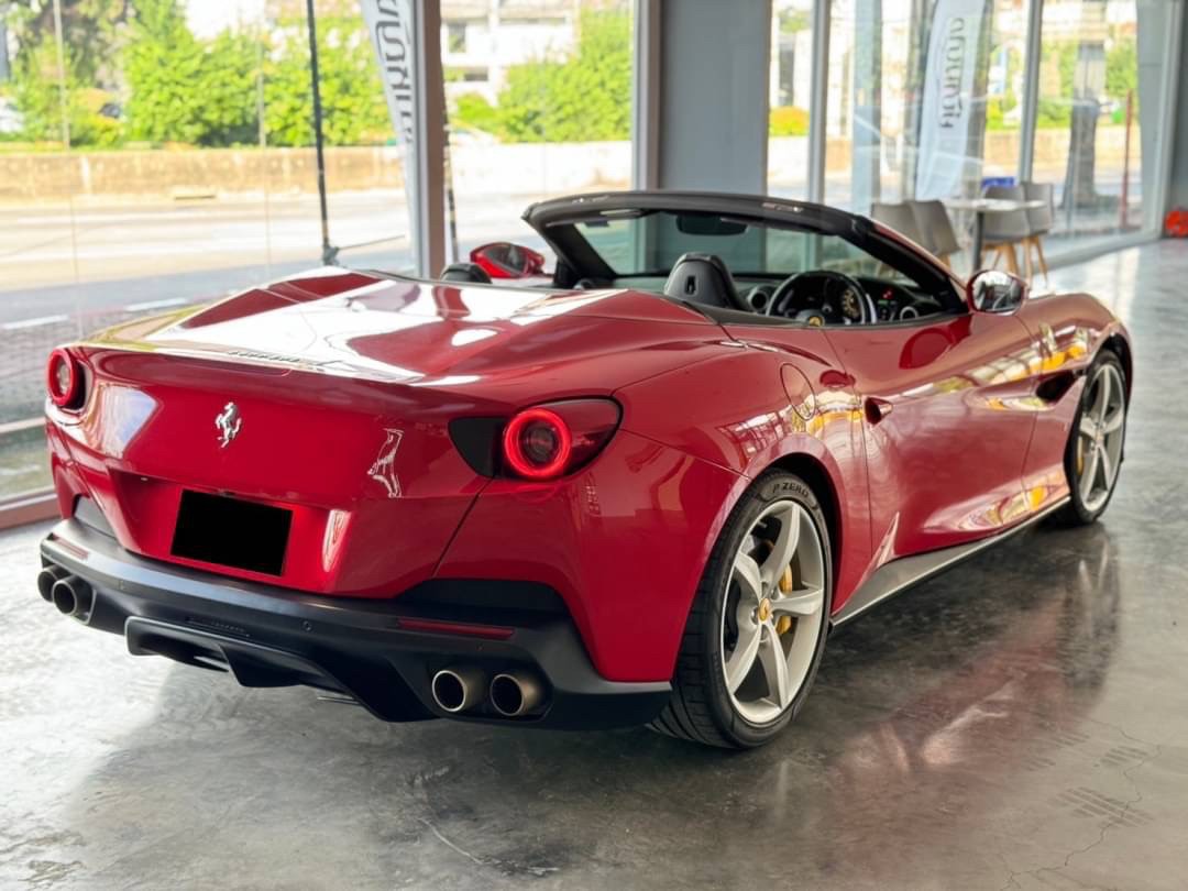 2019 Ferrari Portofino สีแดง