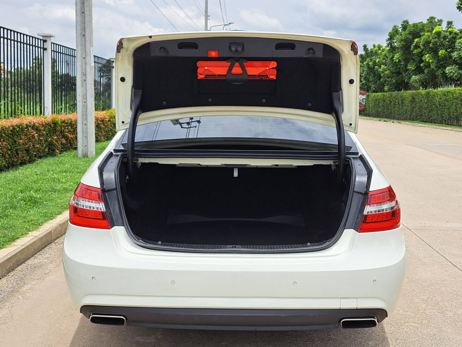 BENZ E250 CGI AVANTGARDE W212 รถศูนย์ 204แรงม้า 7เกียร์ ตัวสุดท้ายก่อนเปลี่ยนโฉม