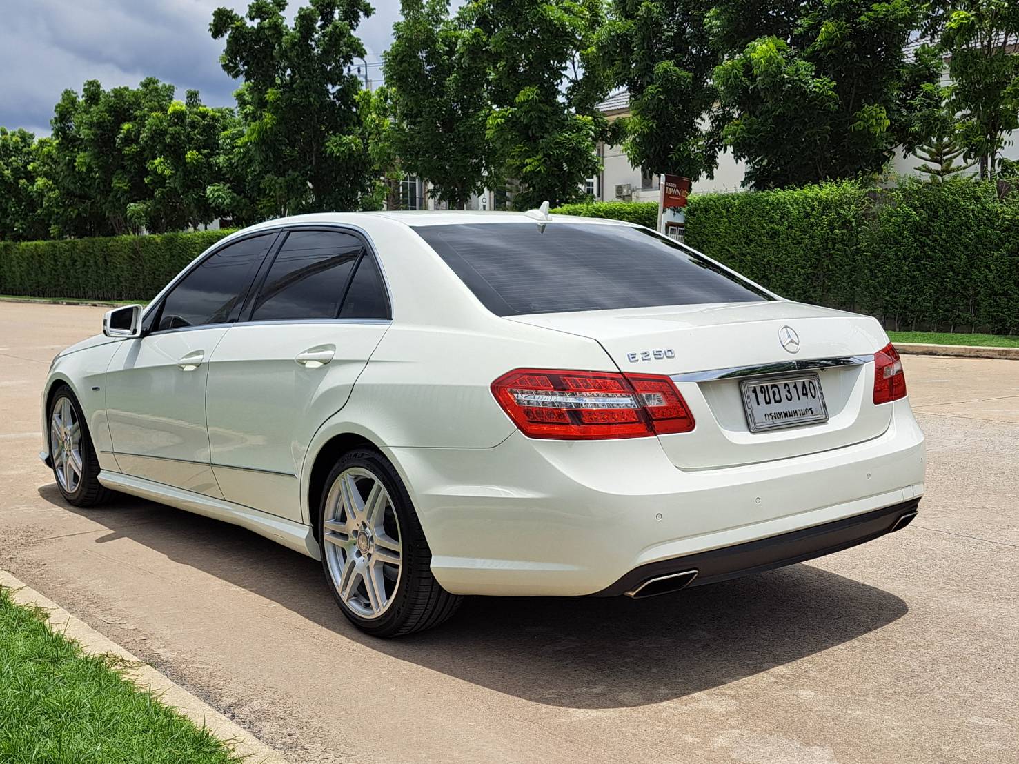 BENZ E250 CGI AVANTGARDE W212 รถศูนย์ 204แรงม้า 7เกียร์ ตัวสุดท้ายก่อนเปลี่ยนโฉม