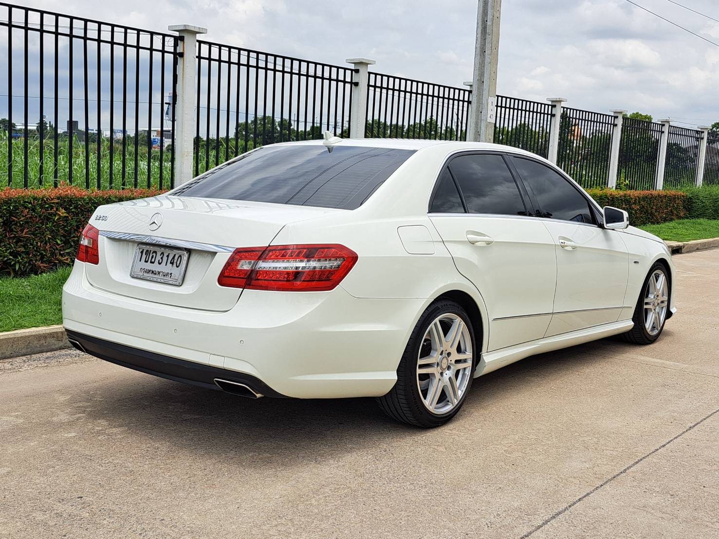 BENZ E250 CGI AVANTGARDE W212 รถศูนย์ 204แรงม้า 7เกียร์ ตัวสุดท้ายก่อนเปลี่ยนโฉม