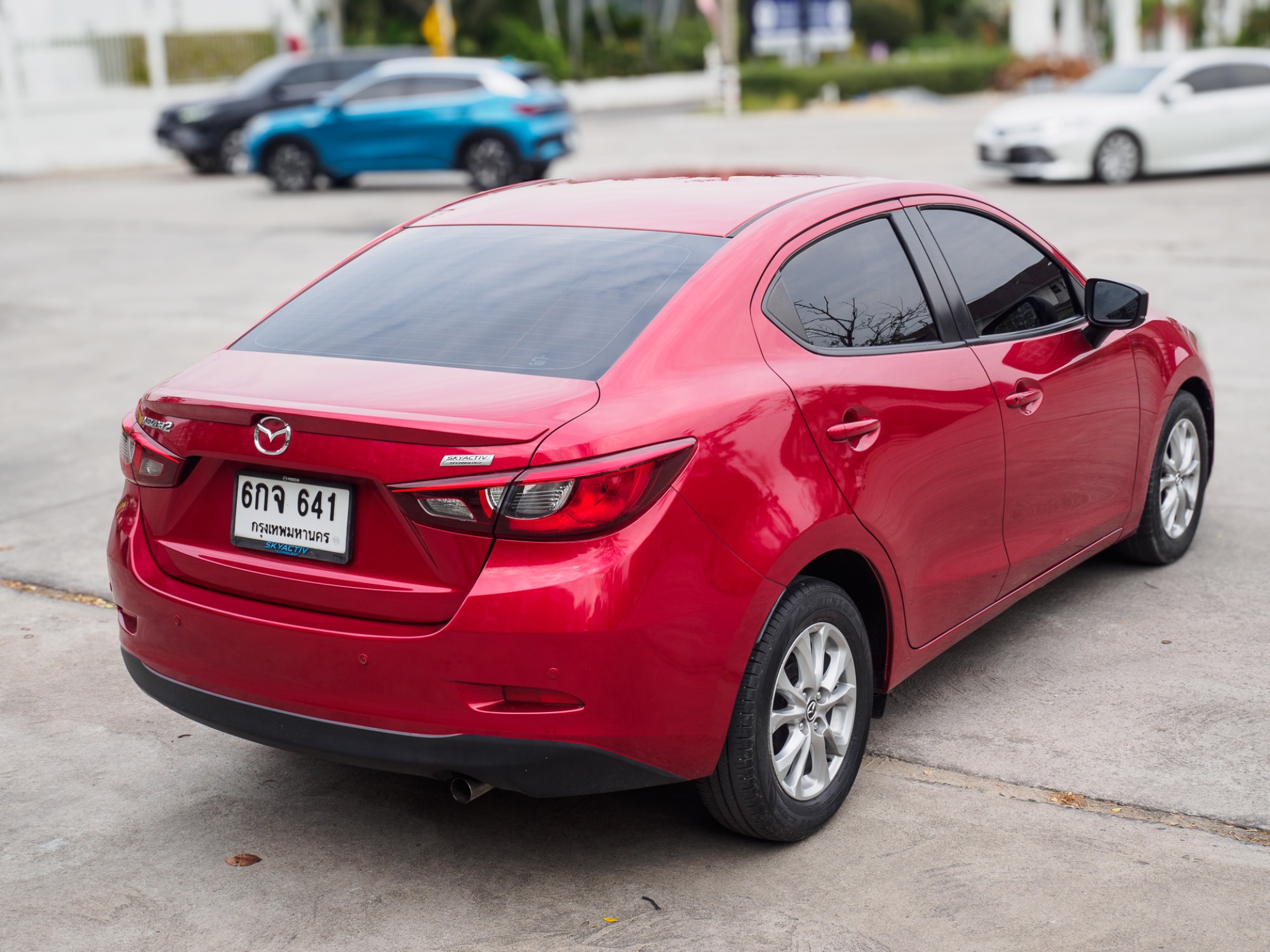 2017 Mazda 2 Sedan (4 ประตู) สีแดง