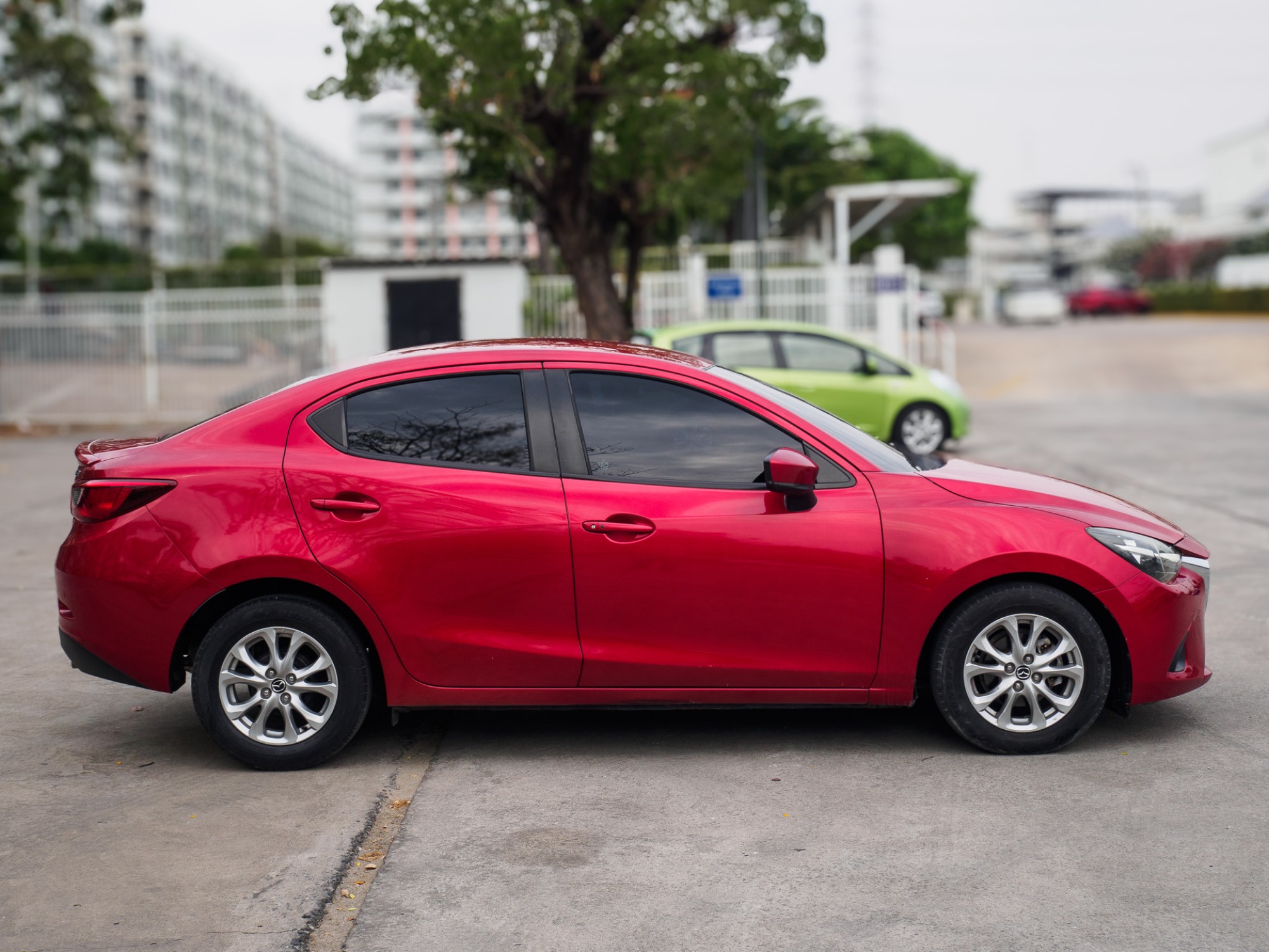 2017 Mazda 2 Sedan (4 ประตู) สีแดง