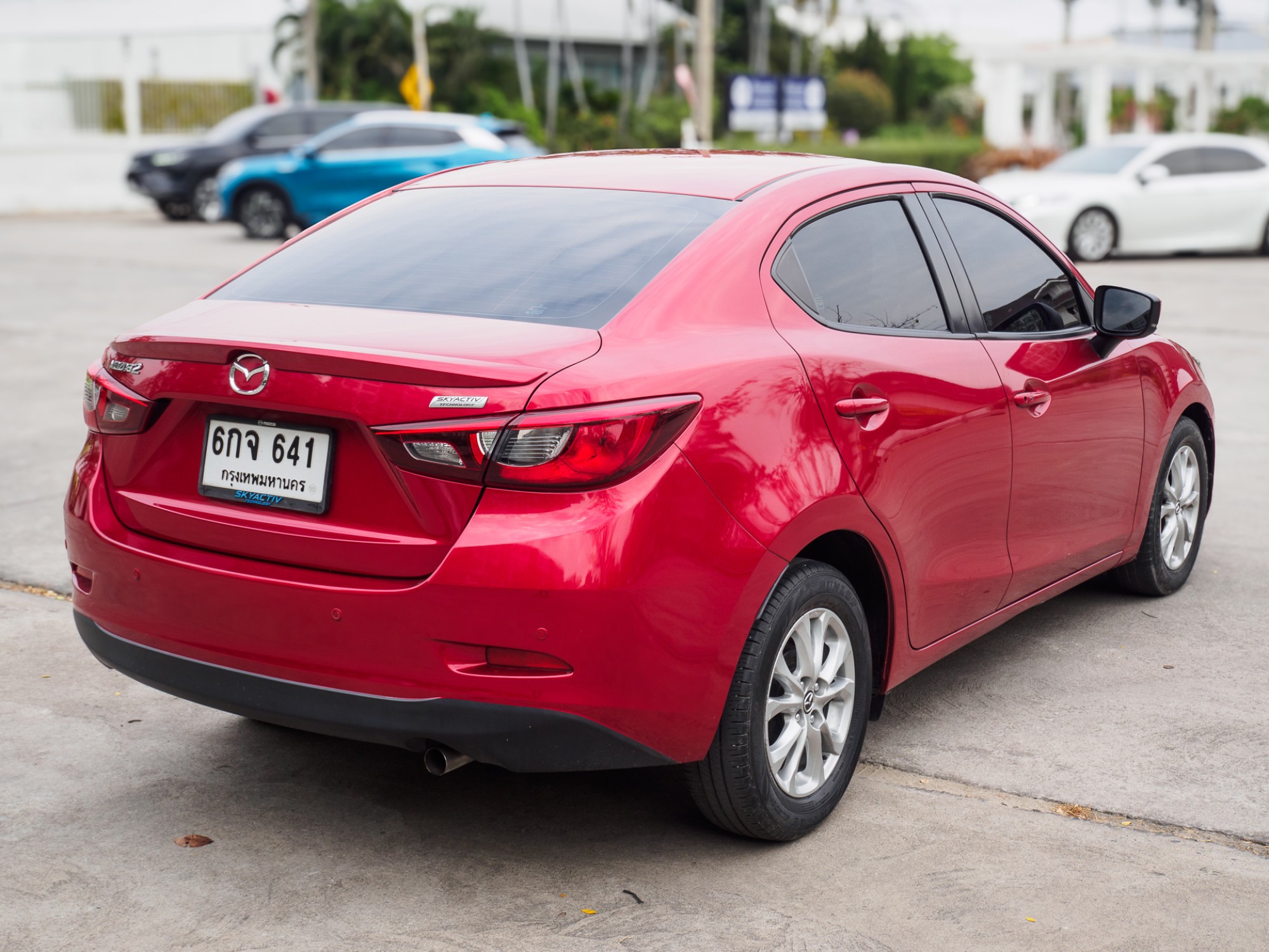 2017 Mazda 2 Sedan (4 ประตู) สีแดง