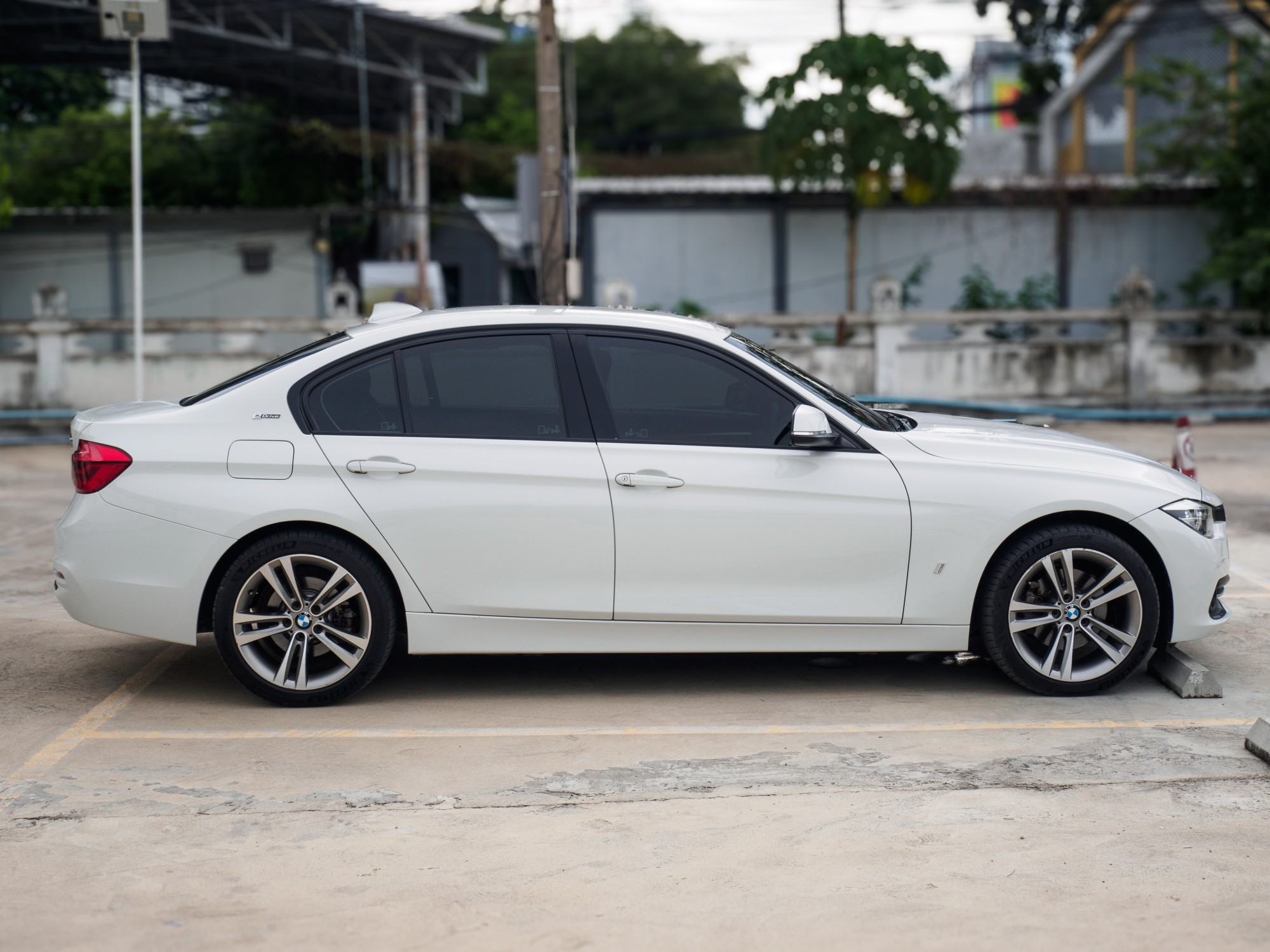 2019 BMW 3 Series F30 330e สีขาว