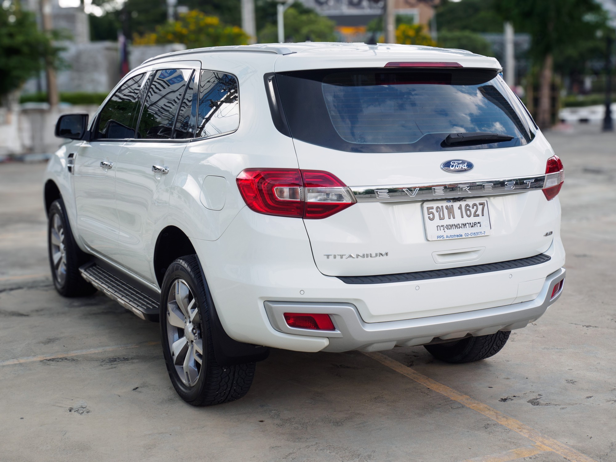 2016 Ford Everest สีขาว