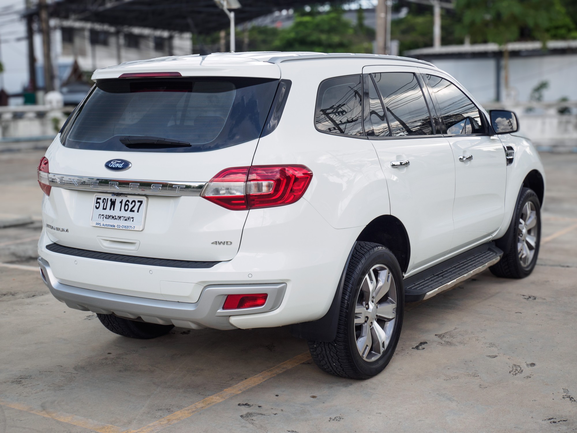 2016 Ford Everest สีขาว