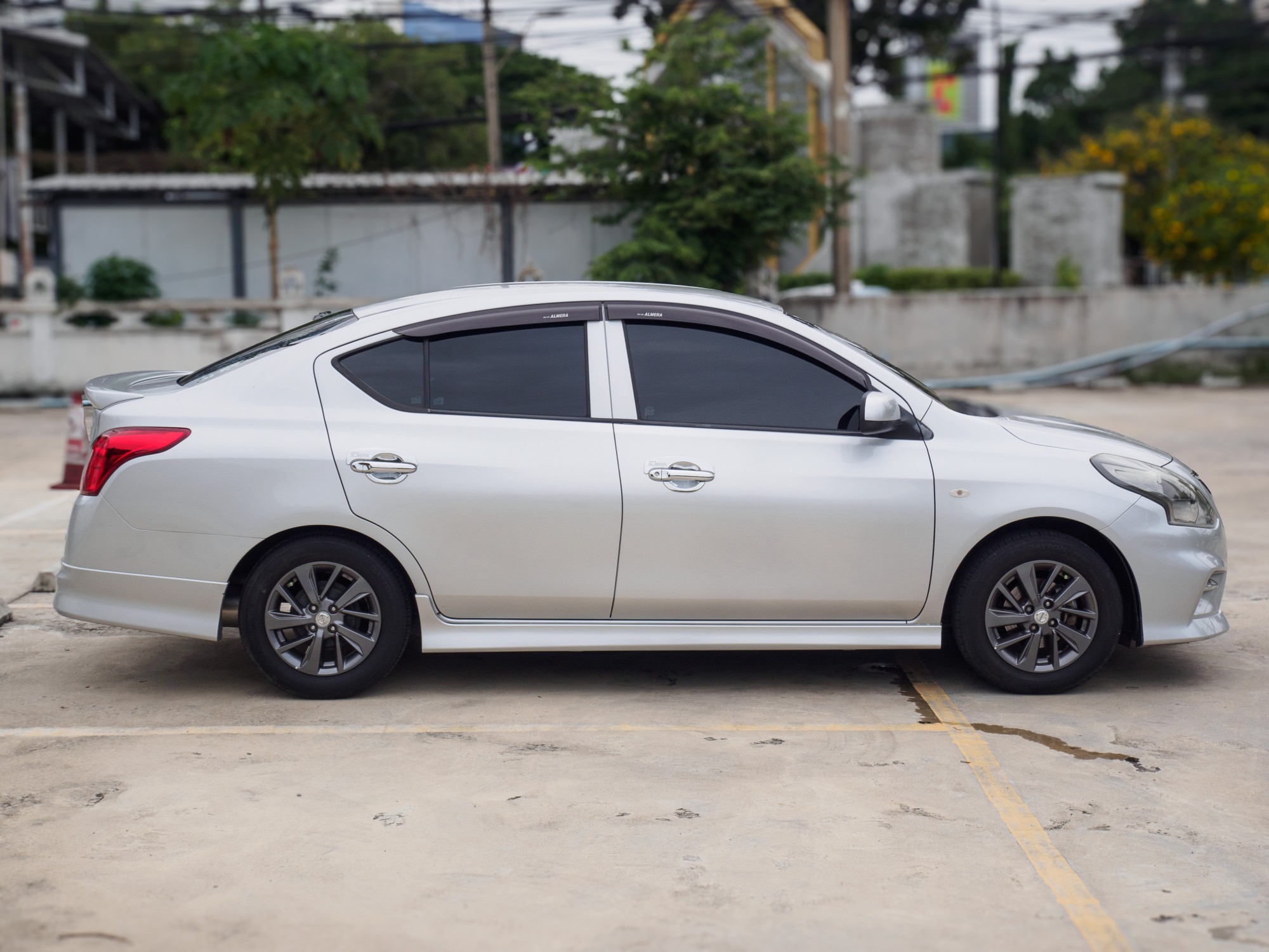 2017 Nissan Almera สีเงิน