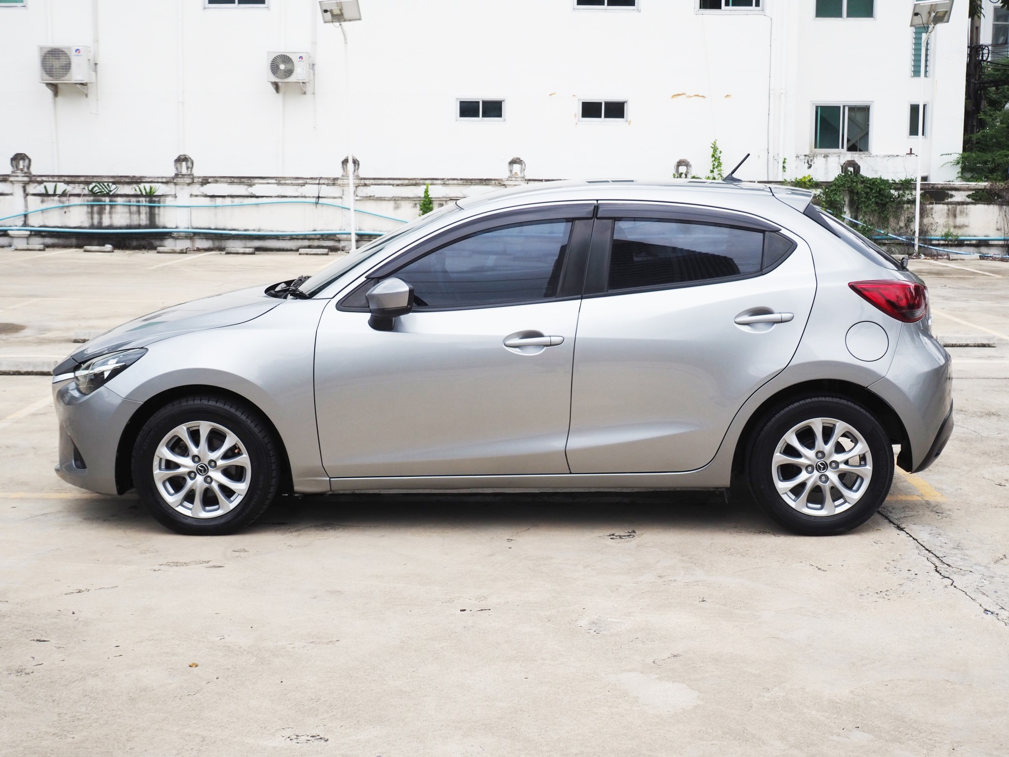 2018 Mazda 2 Hatchback (5 ประตู) สีเงิน