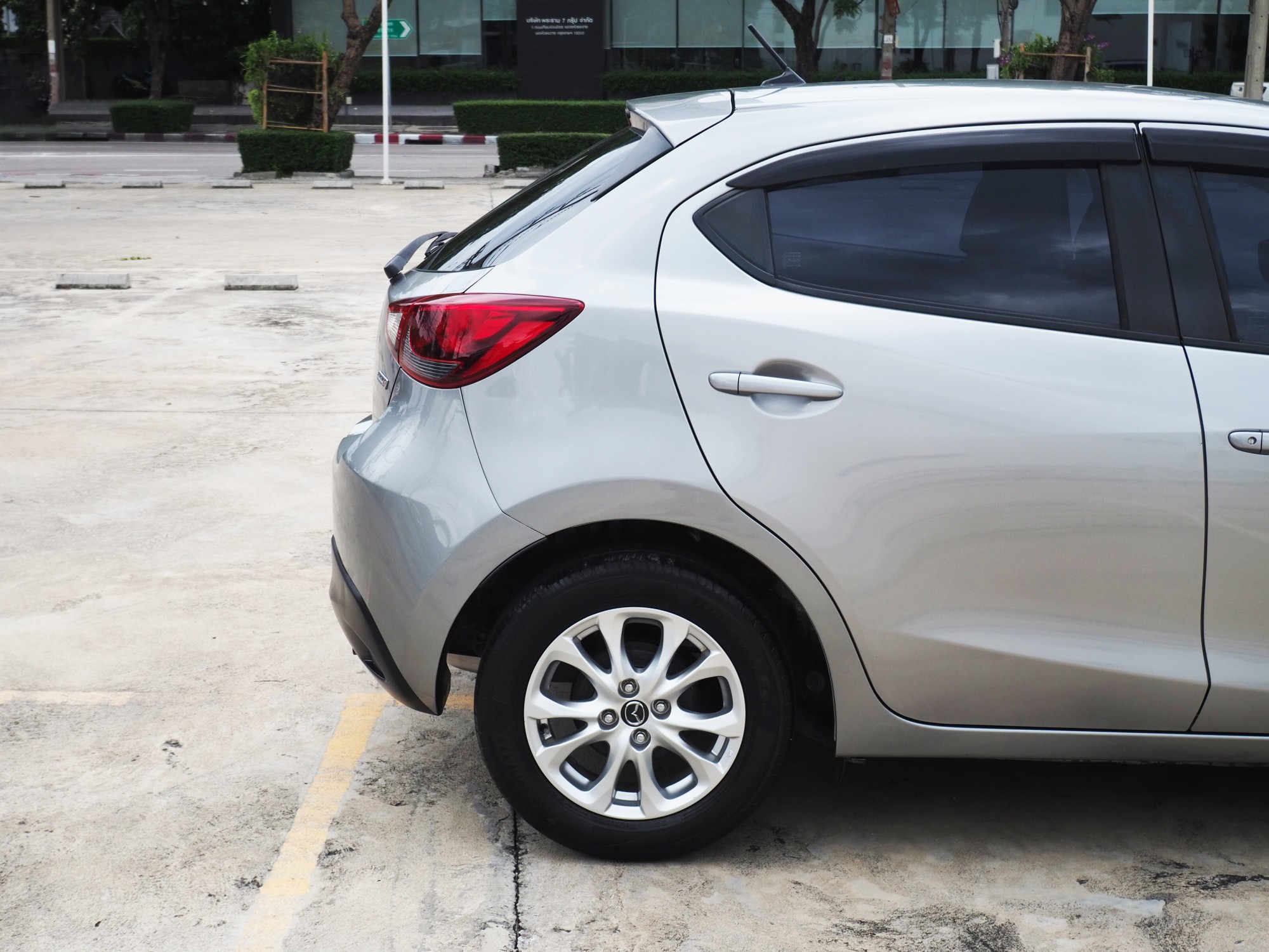 2018 Mazda 2 Hatchback (5 ประตู) สีเงิน