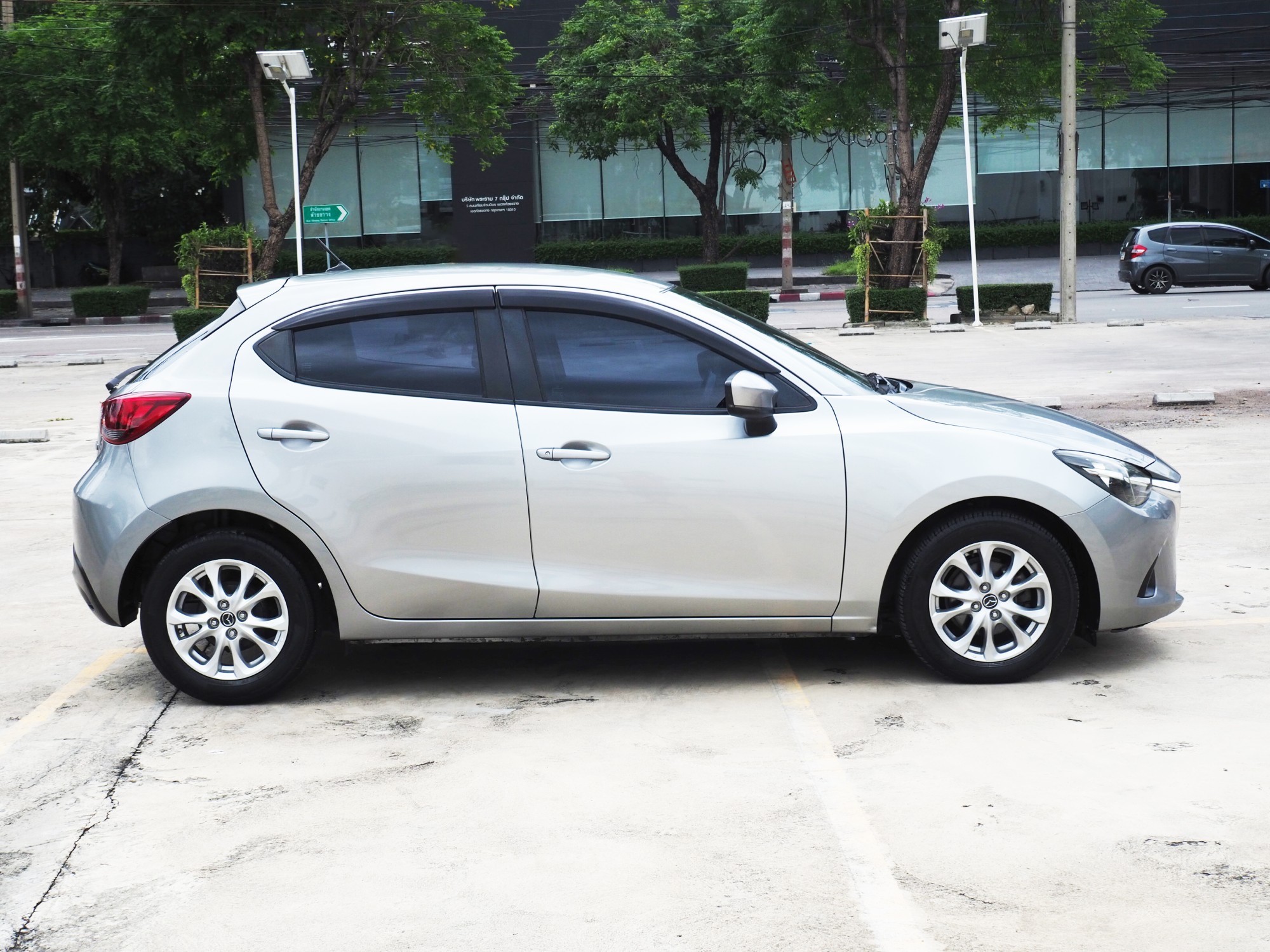 2018 Mazda 2 Hatchback (5 ประตู) สีเงิน