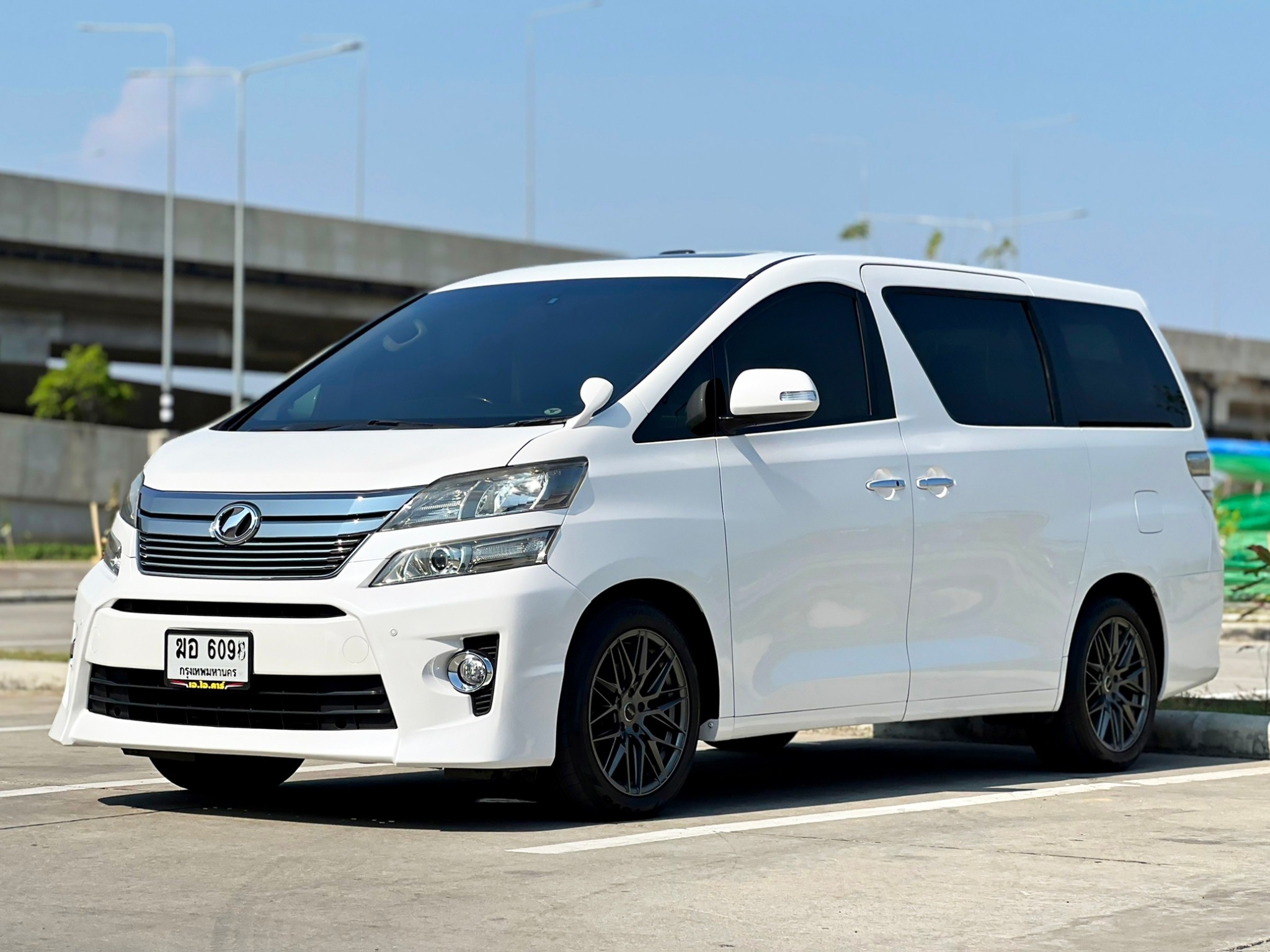 TOYOTA VELLFIRE 2.4V ปี2012 ไมล์130,000 รถสวย พร้อมใช้งาน