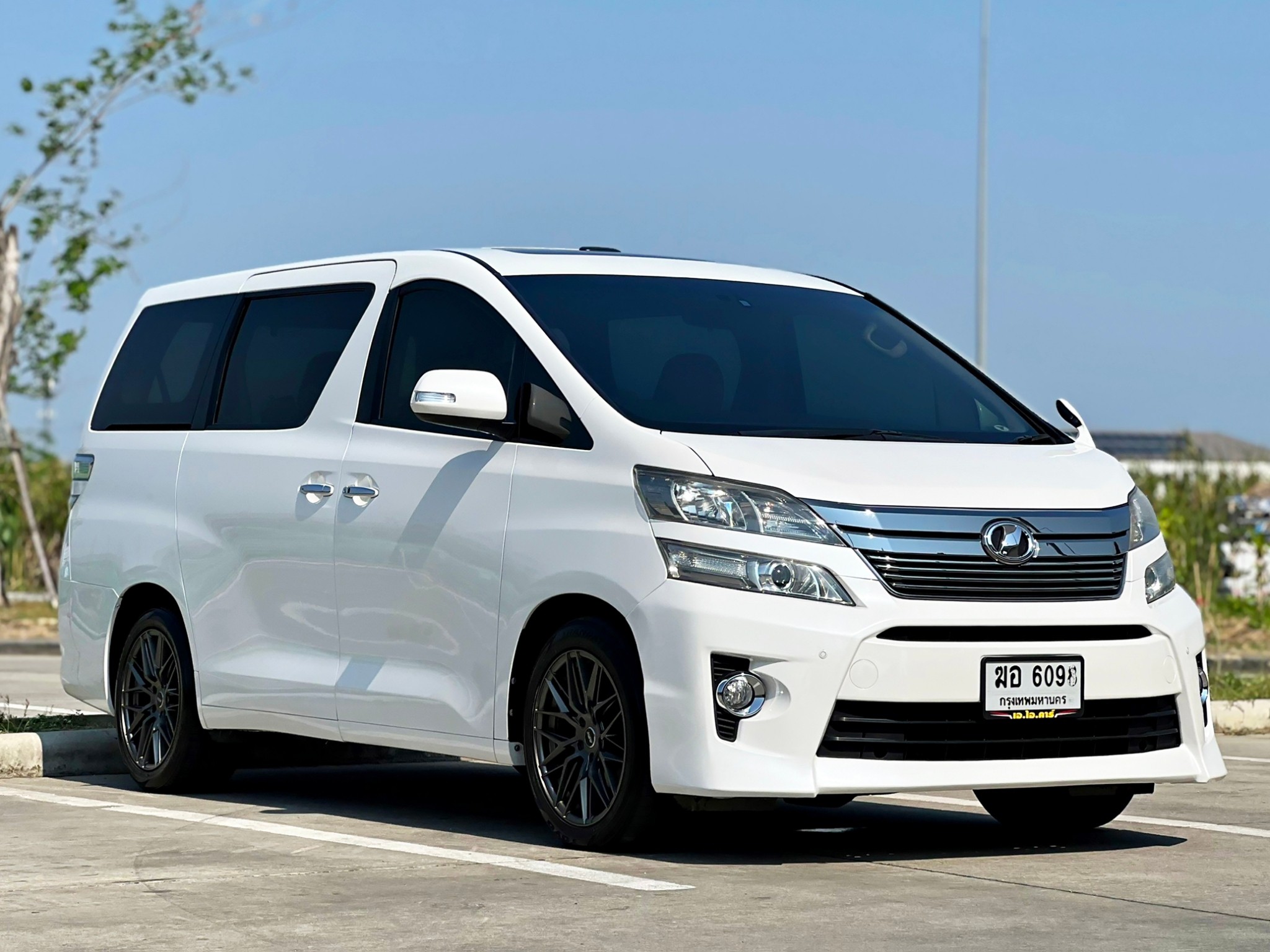 TOYOTA VELLFIRE 2.4V ปี2012 ไมล์130,000 รถสวย พร้อมใช้งาน