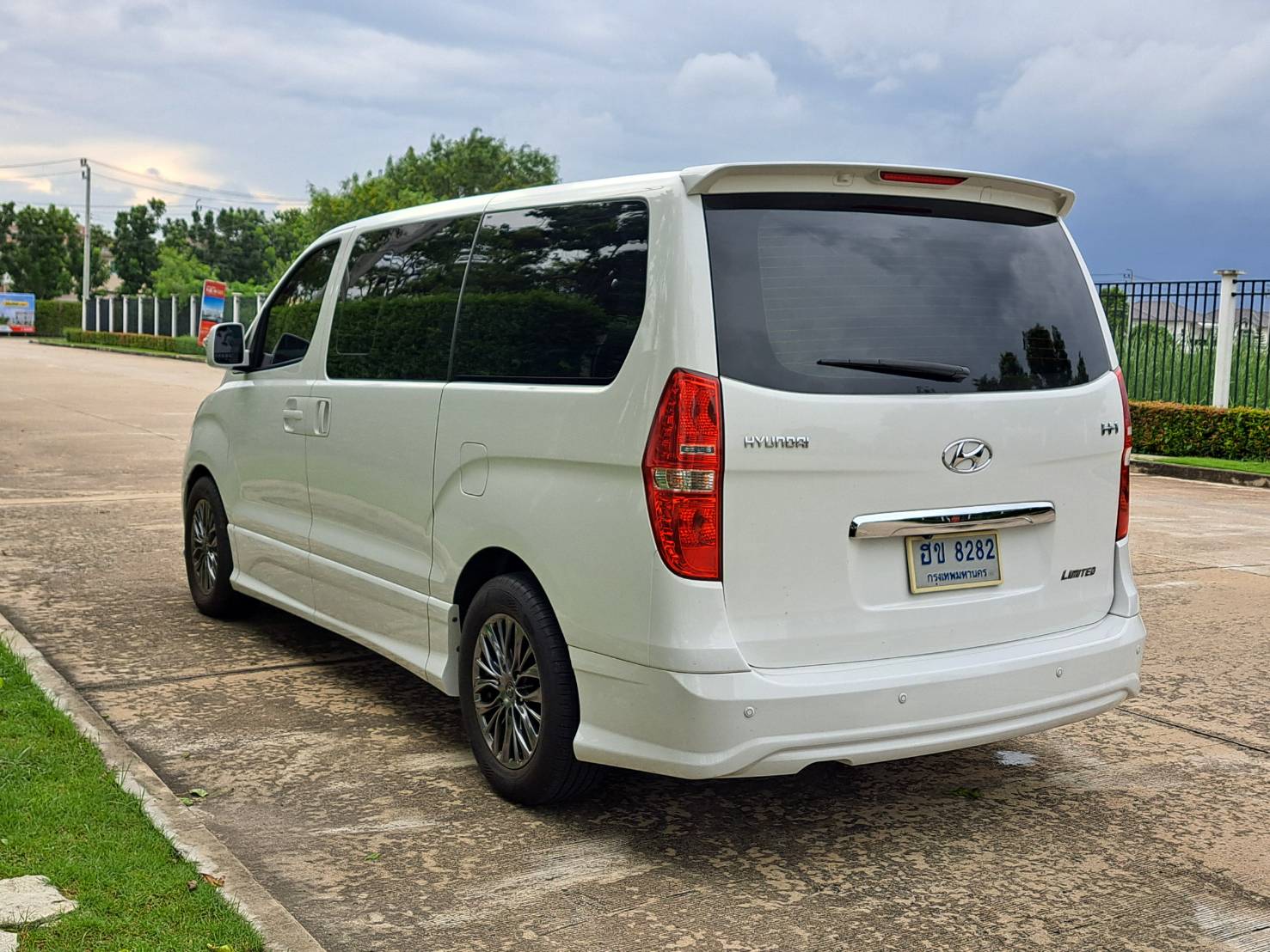 2016 Hyundai H-1 สีขาว