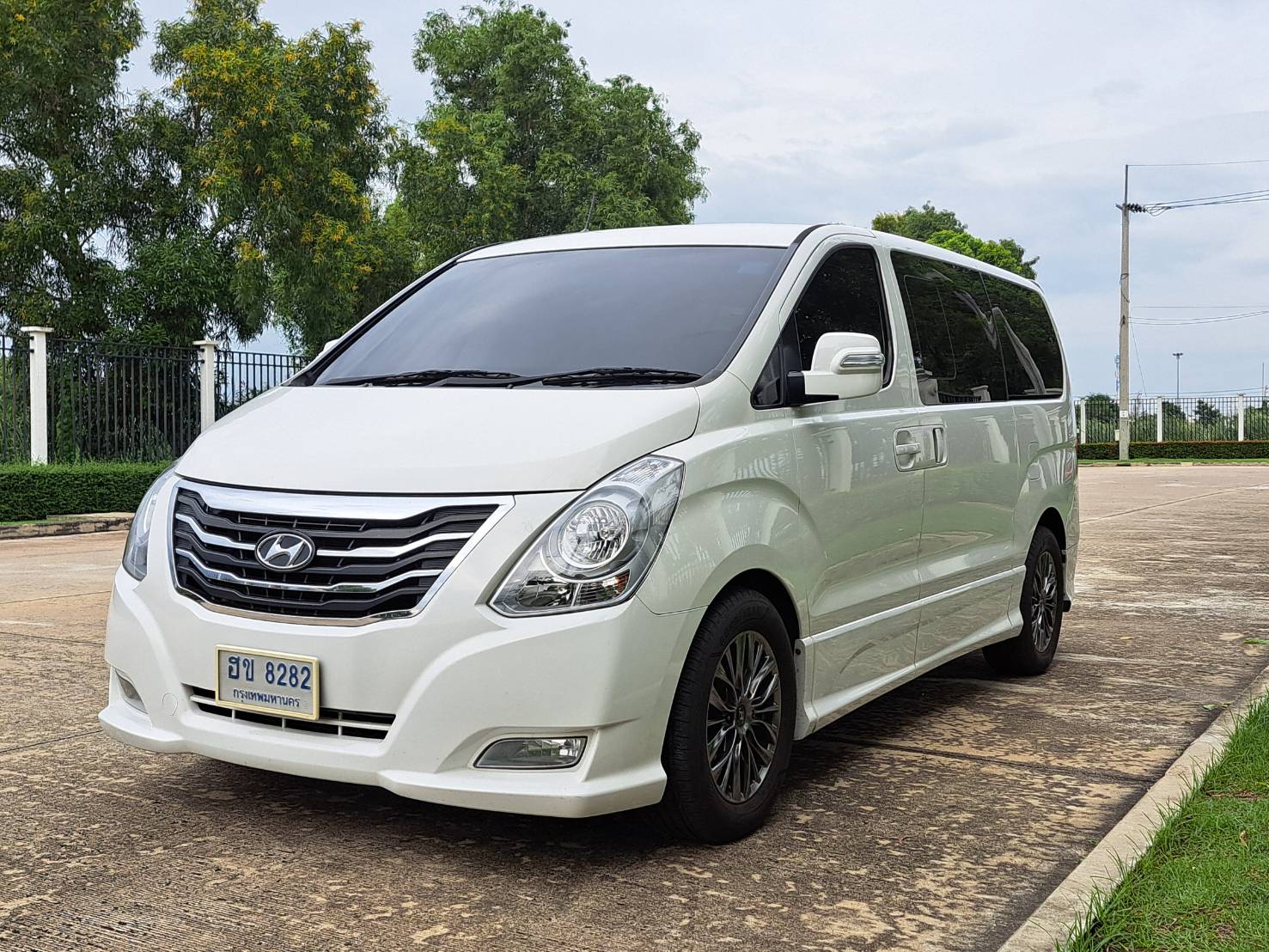 2016 Hyundai H-1 สีขาว