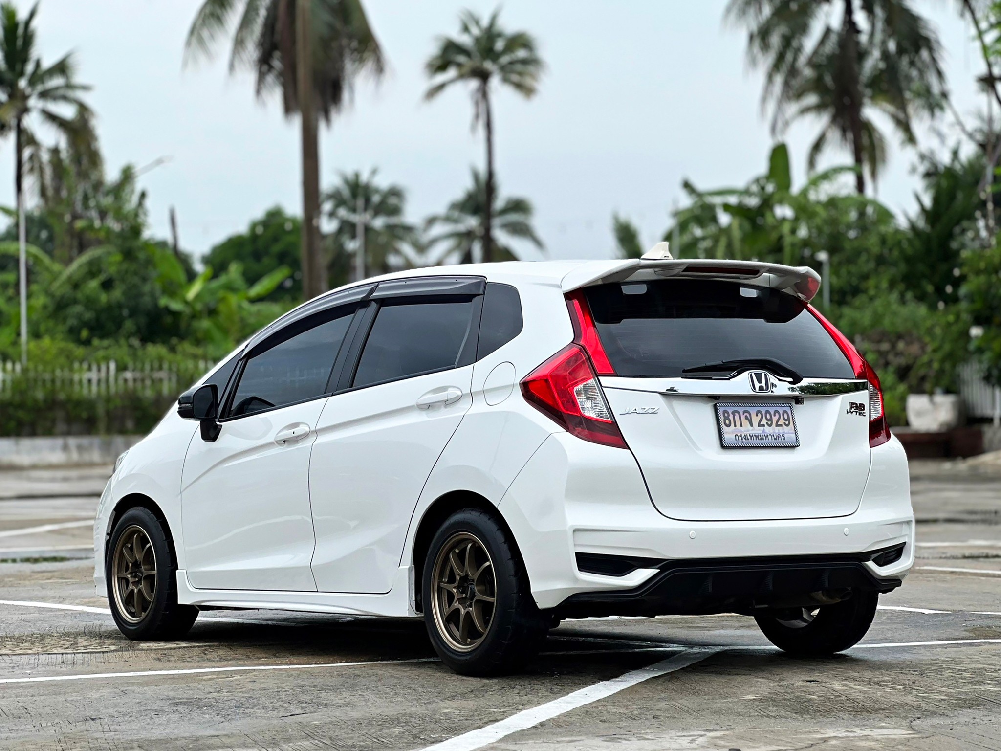 HONDA JAZZ GK สีขาว ปี 2020 ท๊อป Rs+รถมือเดี่ยว ไมล์น้อย 60,000 km รถสวย พร้อมใช้มทันที