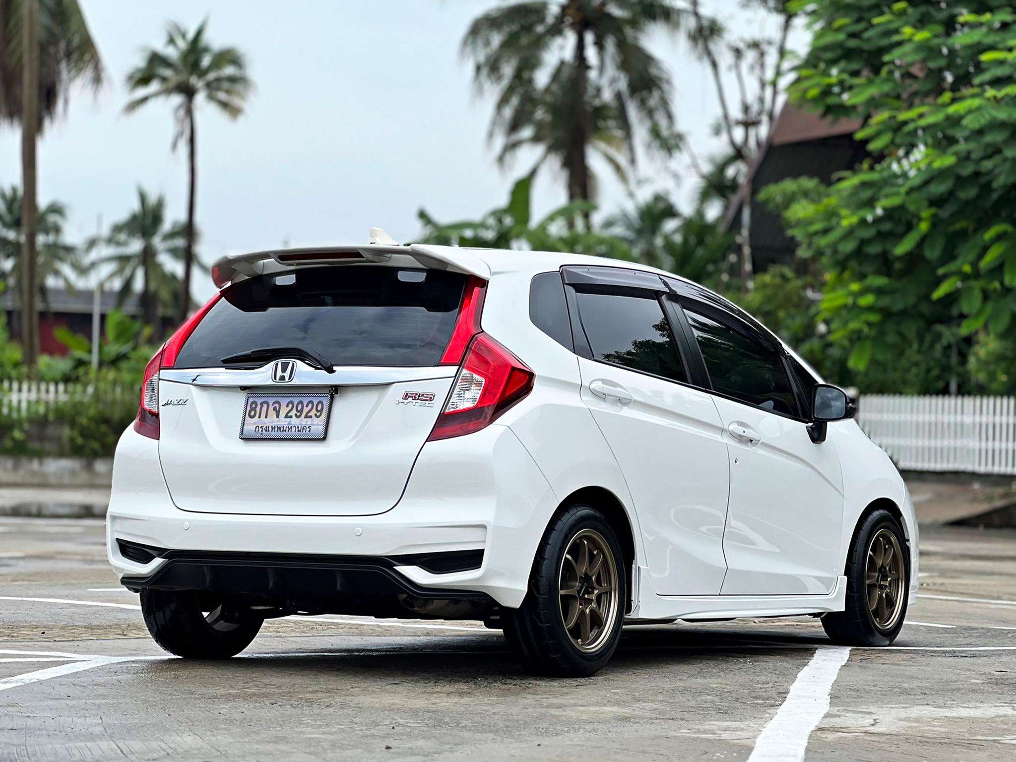 HONDA JAZZ GK สีขาว ปี 2020 ท๊อป Rs+รถมือเดี่ยว ไมล์น้อย 60,000 km รถสวย พร้อมใช้มทันที