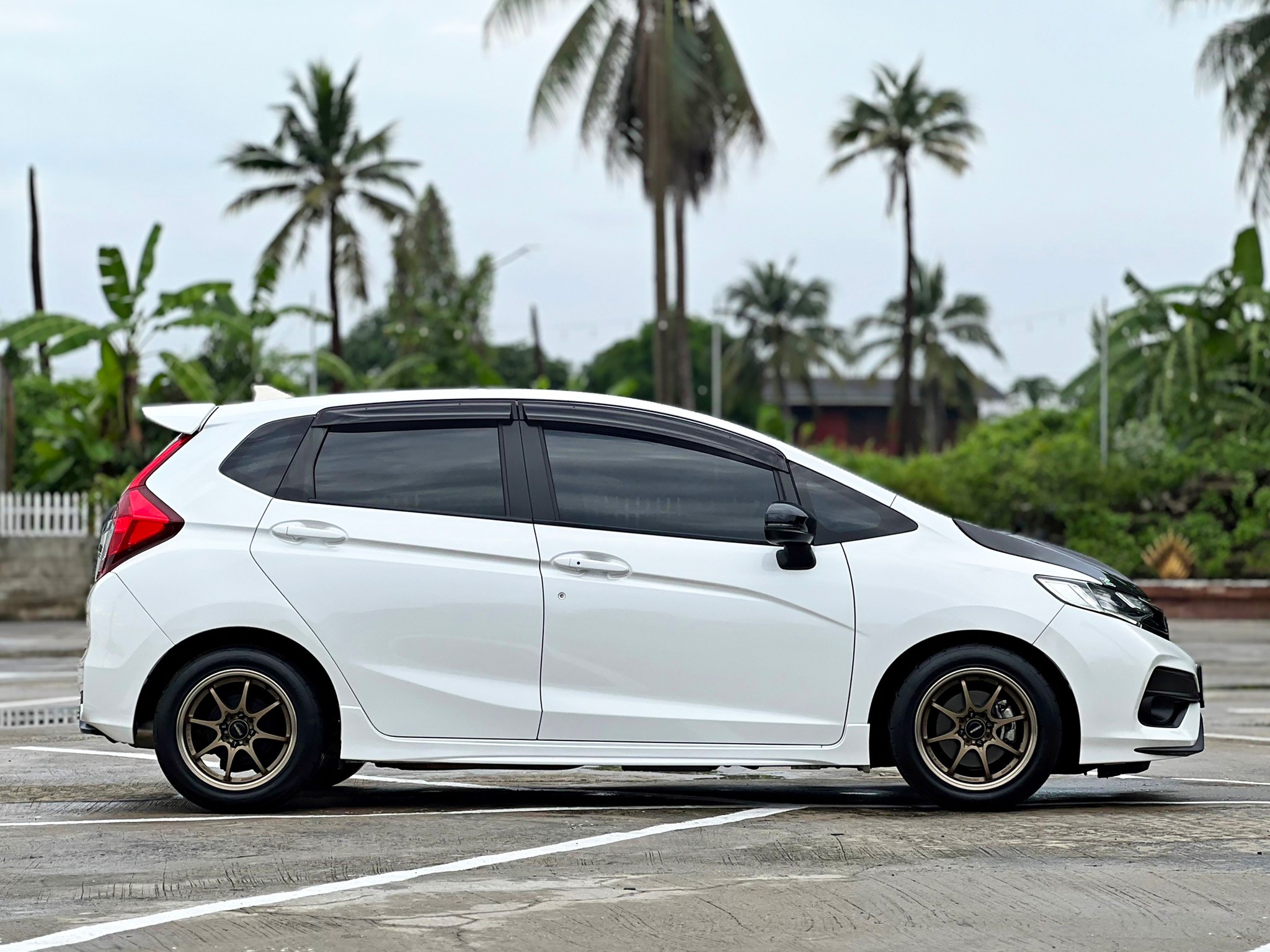 HONDA JAZZ GK สีขาว ปี 2020 ท๊อป Rs+รถมือเดี่ยว ไมล์น้อย 60,000 km รถสวย พร้อมใช้มทันที