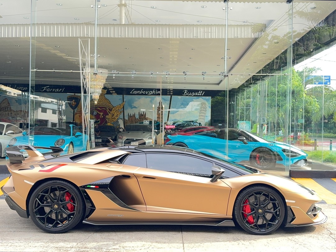 2021 Lamborghini Aventador SVJ Roadster สีน้ำตาล