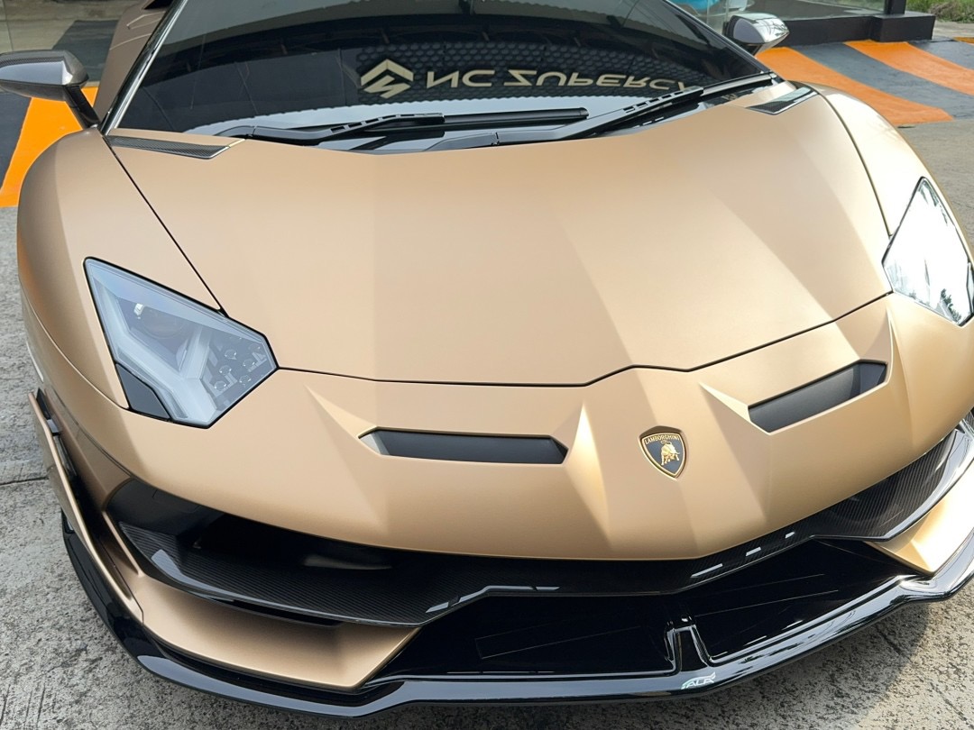 2021 Lamborghini Aventador SVJ Roadster สีน้ำตาล