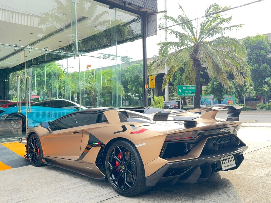 2021 Lamborghini Aventador SVJ Roadster สีน้ำตาล