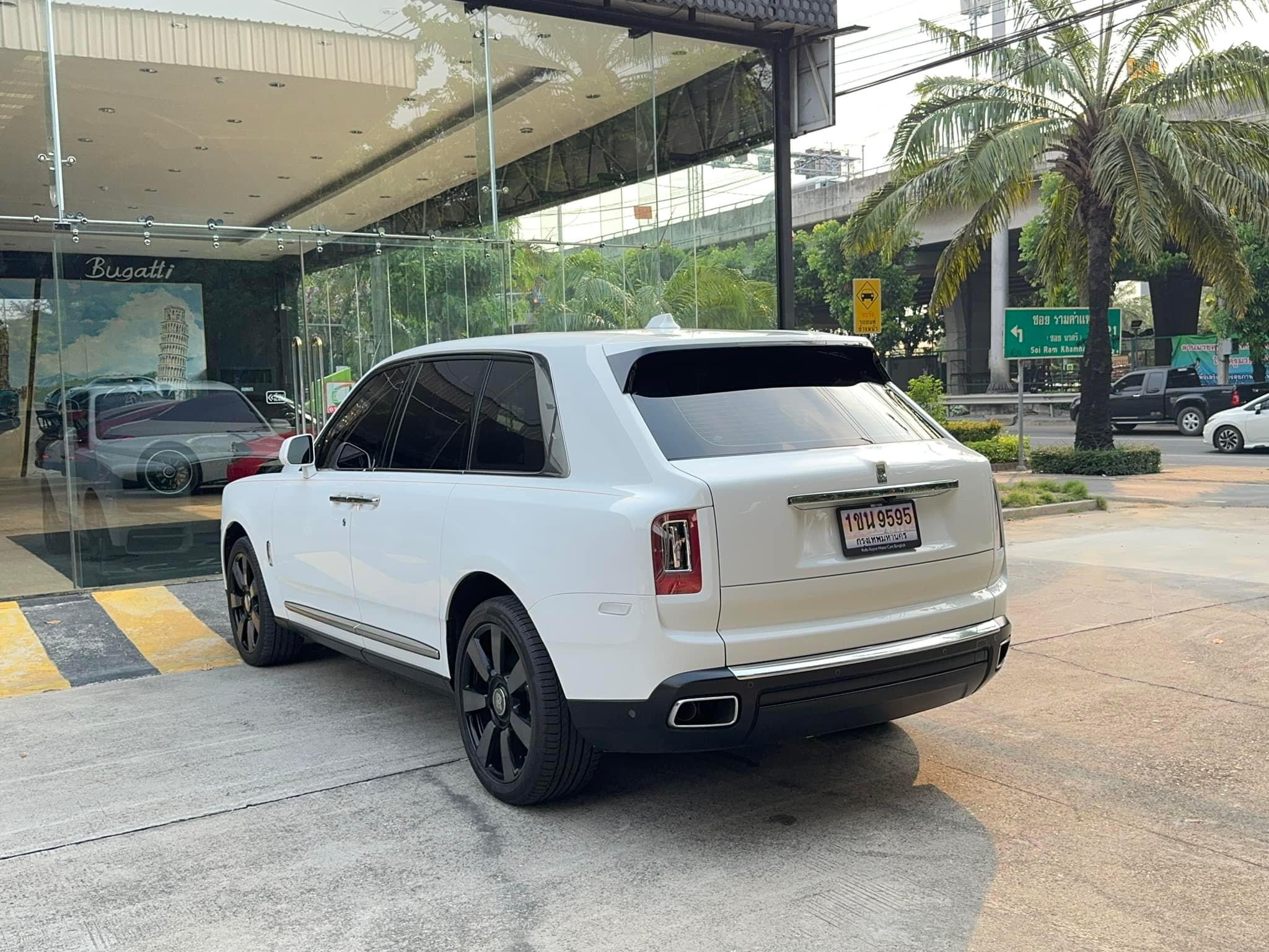 2023 Rolls-Royce Cullinan สีขาว