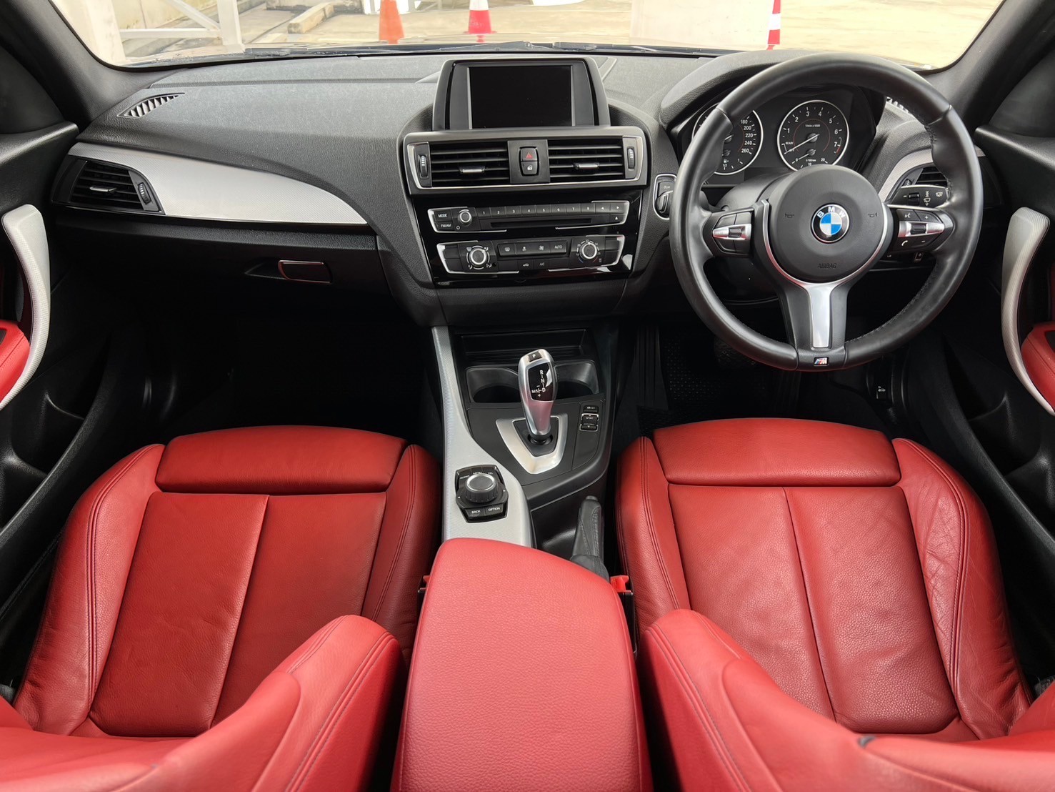 2016 BMW 1 Series F20 118i สีดำ