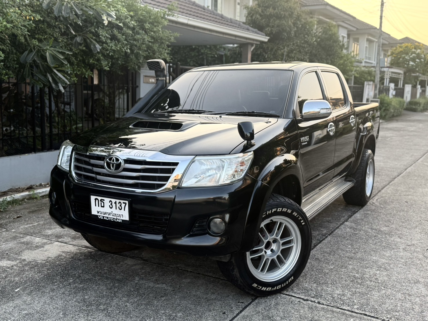 Toyota Hilux Vigo Champ 2.5E Prerunner 4ประตู ปี 2012 : สีดำ : ออโต้ : ดีเซล : ไมล์ 85,xxx km.