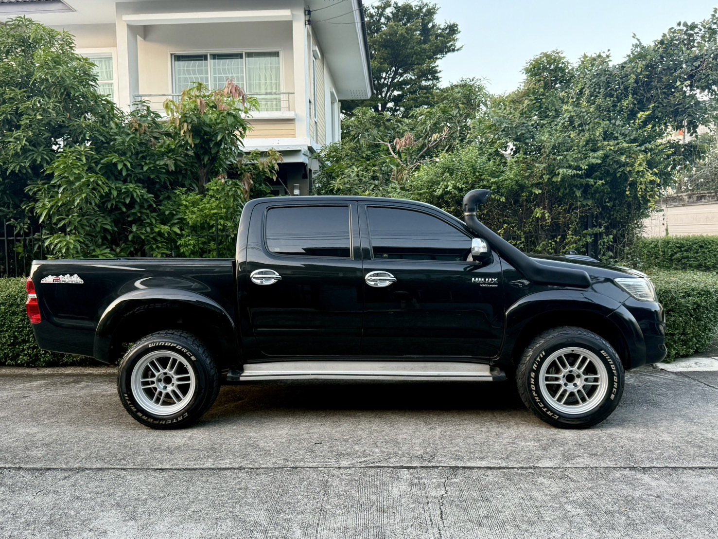 Toyota Hilux Vigo Champ 2.5E Prerunner 4ประตู ปี 2012 : สีดำ : ออโต้ : ดีเซล : ไมล์ 85,xxx km.