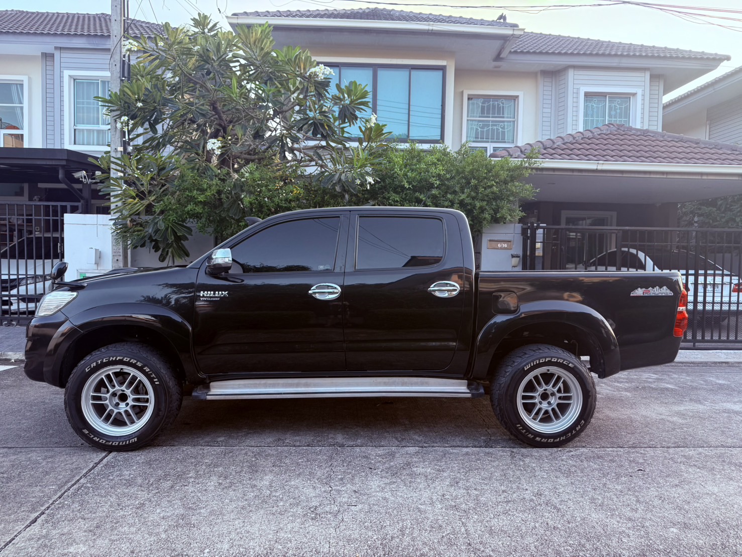 Toyota Hilux Vigo Champ 2.5E Prerunner 4ประตู ปี 2012 : สีดำ : ออโต้ : ดีเซล : ไมล์ 85,xxx km.