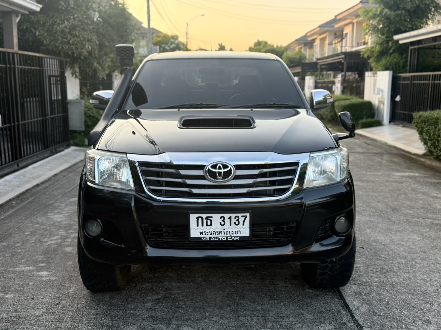 Toyota Hilux Vigo Champ 2.5E Prerunner 4ประตู ปี 2012 : สีดำ : ออโต้ : ดีเซล : ไมล์ 85,xxx km.