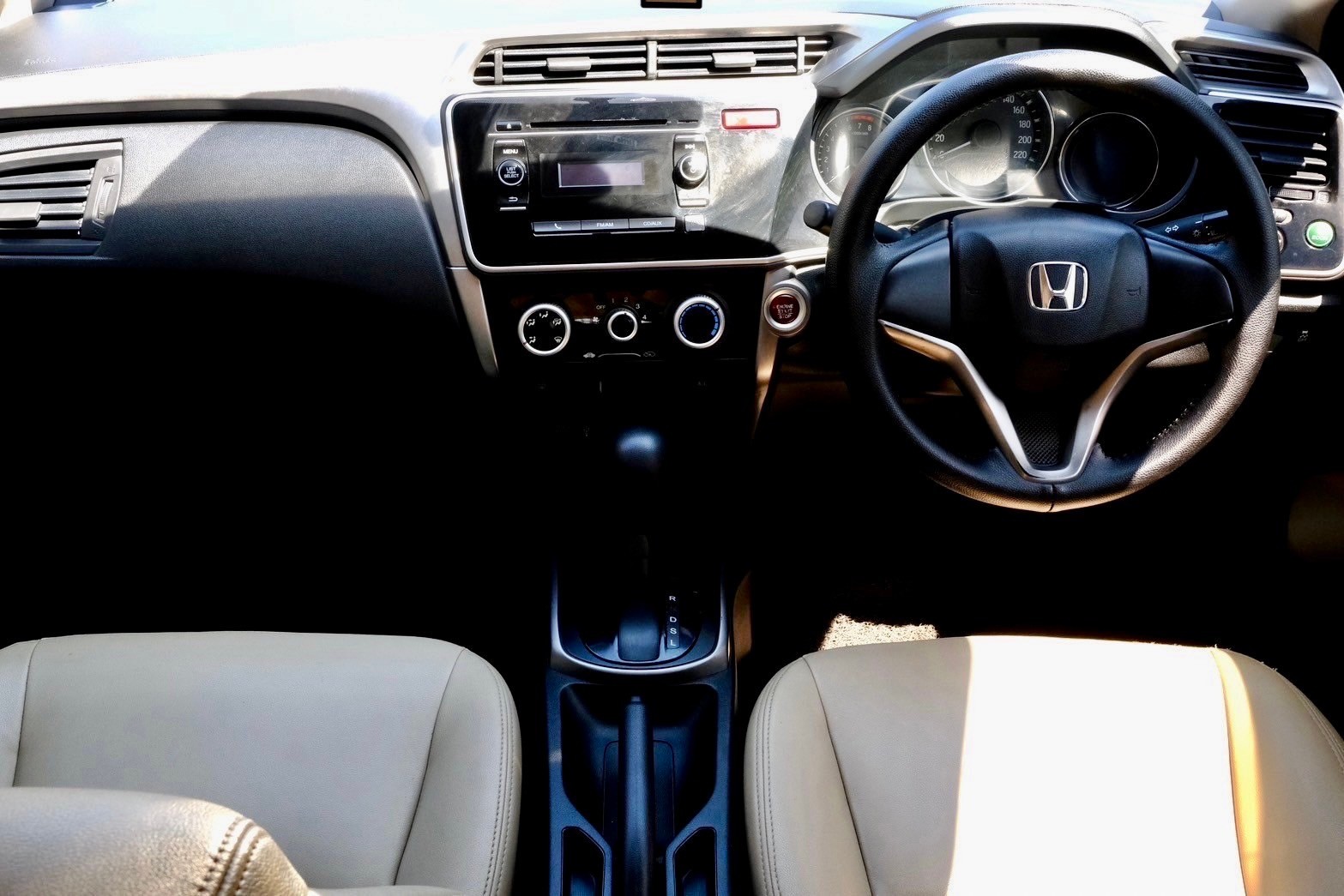 Honda City 1.5V เครื่องยนต์: เบนซิน เกียร์: ออโต้ ปี: 2015 สี: เทา ไมล์: 81,xxx Km.🔥