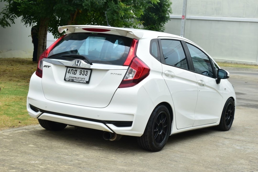 ปี 2016 Honda Jazz 1.5 V Plus i-VTEC auto ไมล์ 80,000 กม. รถสวย