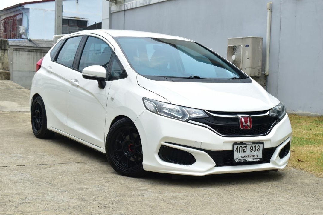 ปี 2016 Honda Jazz 1.5 V Plus i-VTEC auto ไมล์ 80,000 กม. รถสวย