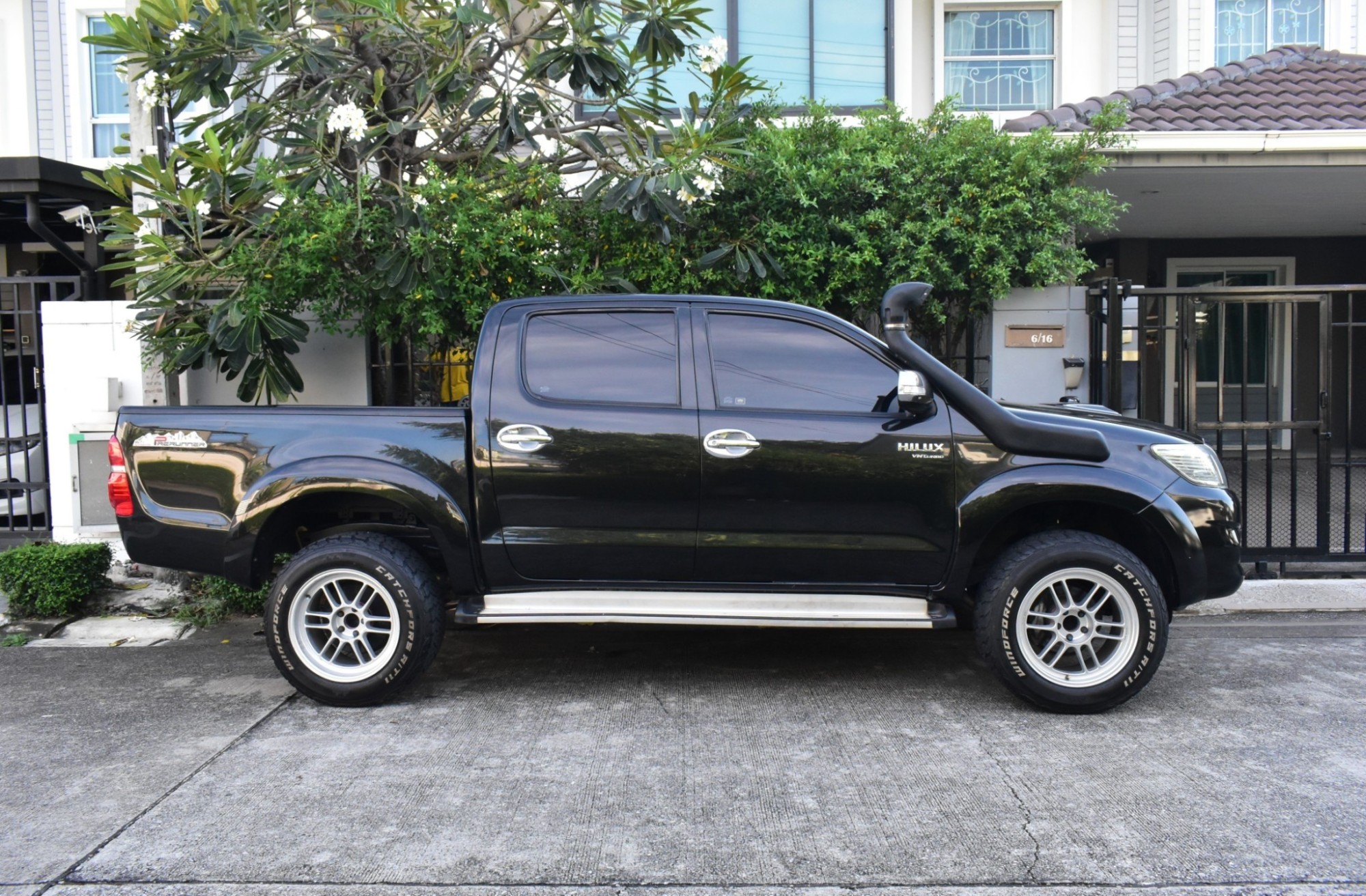 Toyota Hilux Vigo Champ 2.5E Prerunner 4ประตู ปี 2012 : สีดำ : ออโต้ : ดีเซล : ไมล์ 85,xxx km.