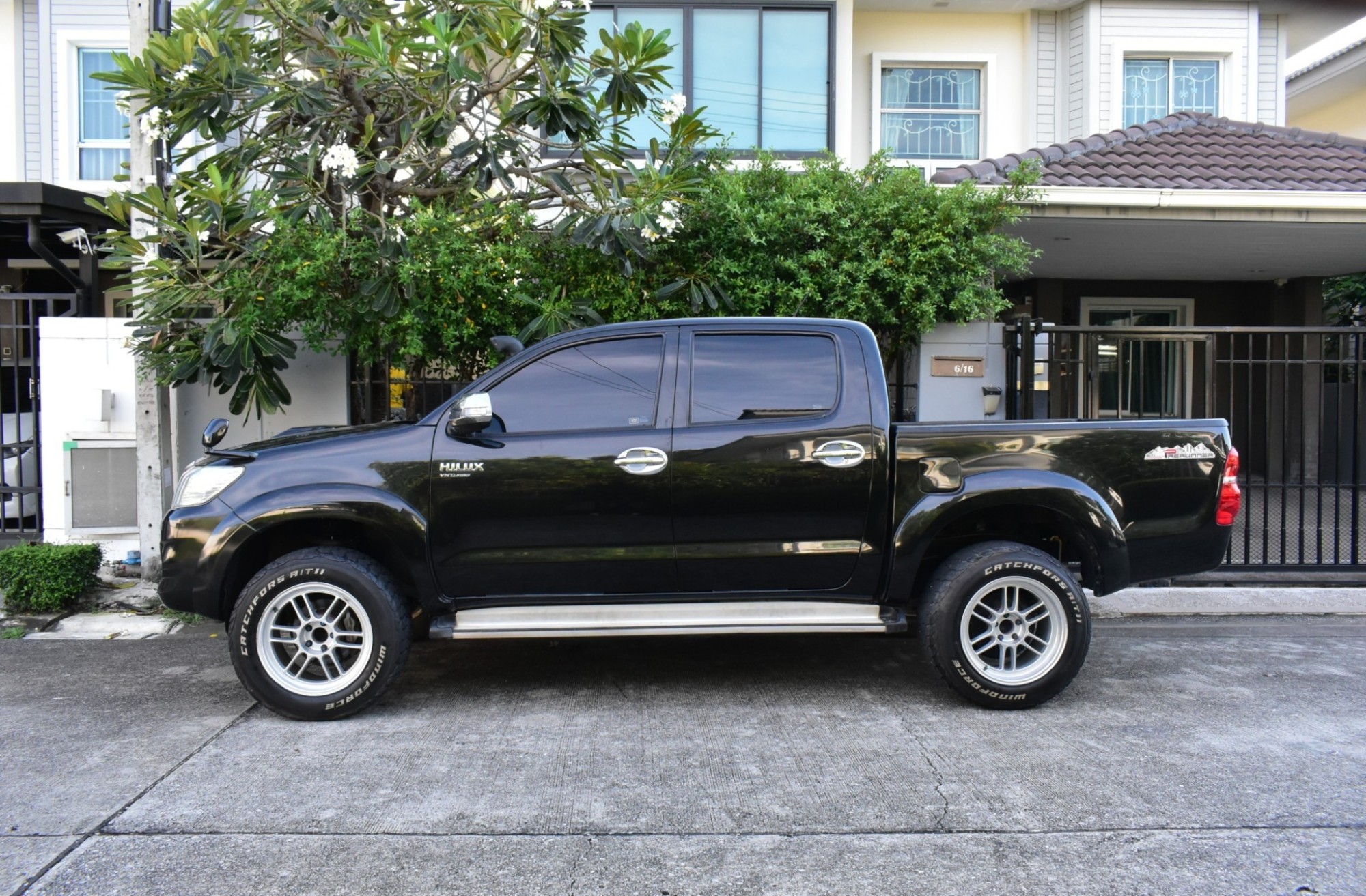 Toyota Hilux Vigo Champ 2.5E Prerunner 4ประตู ปี 2012 : สีดำ : ออโต้ : ดีเซล : ไมล์ 85,xxx km.